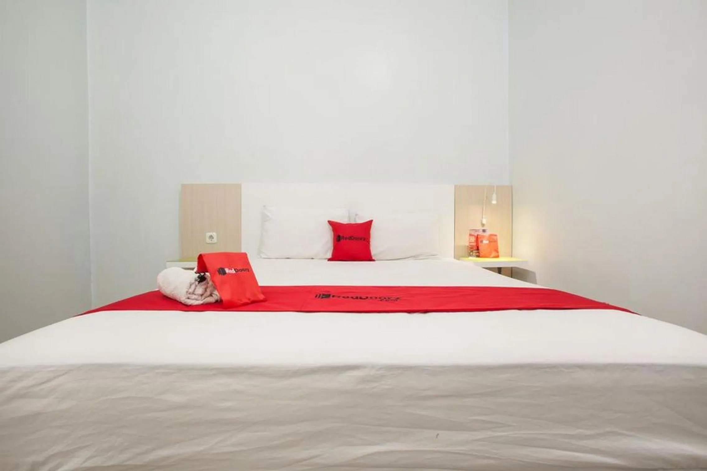 Property building, Bed in RedDoorz Syariah at Kartohardjo Madiun