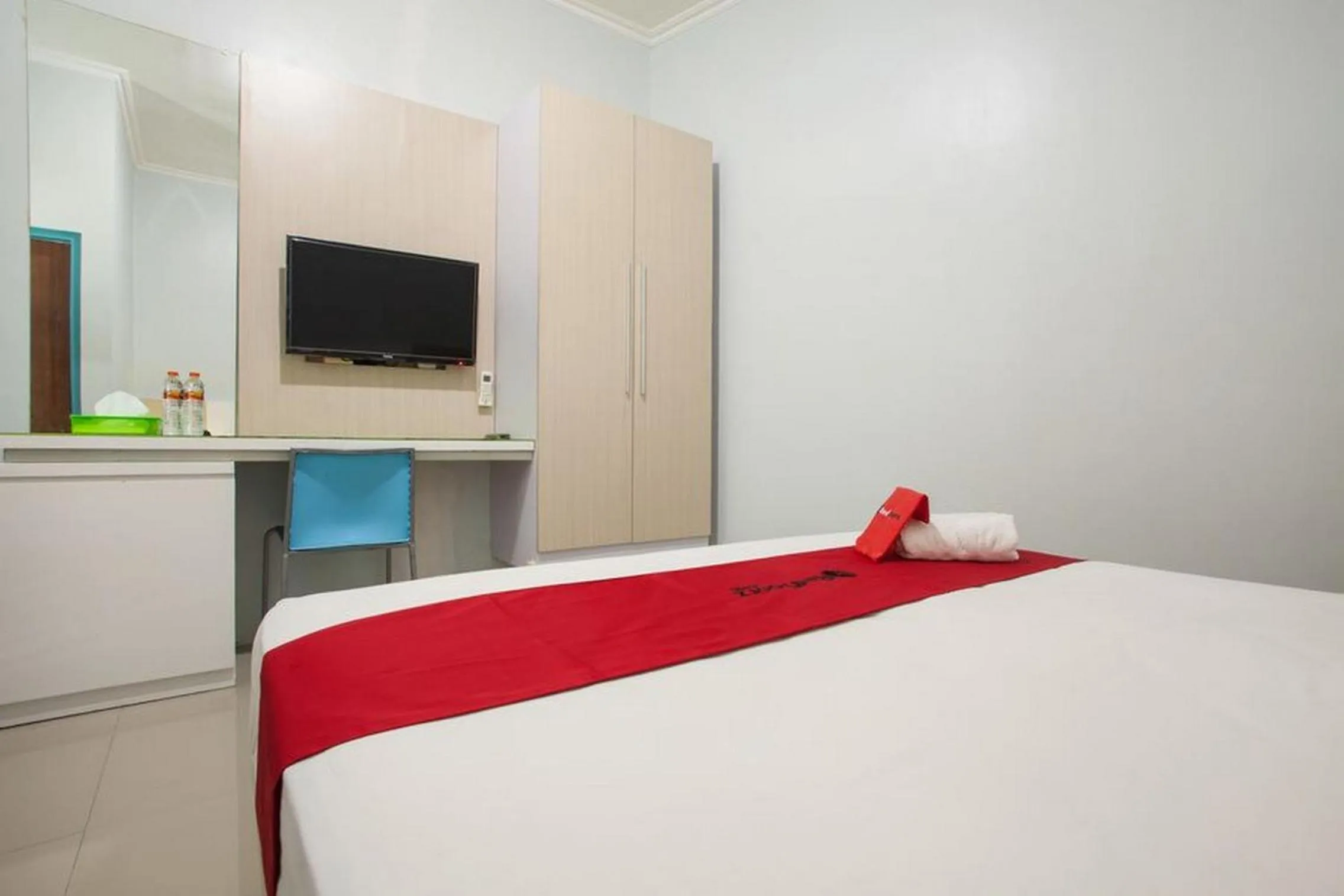 Property building, Bed in RedDoorz Syariah at Kartohardjo Madiun