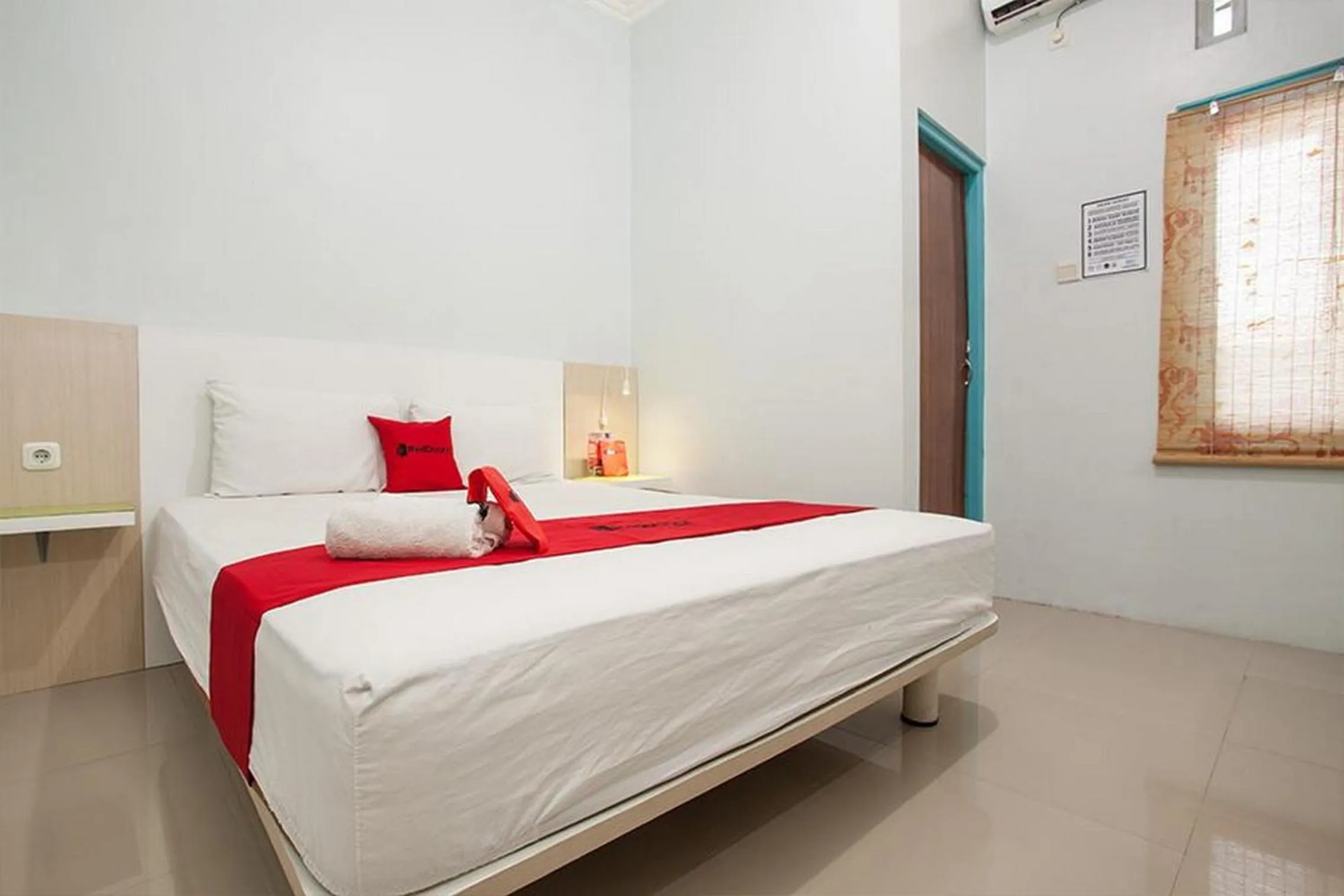 Bedroom, Bed in RedDoorz Syariah at Kartohardjo Madiun