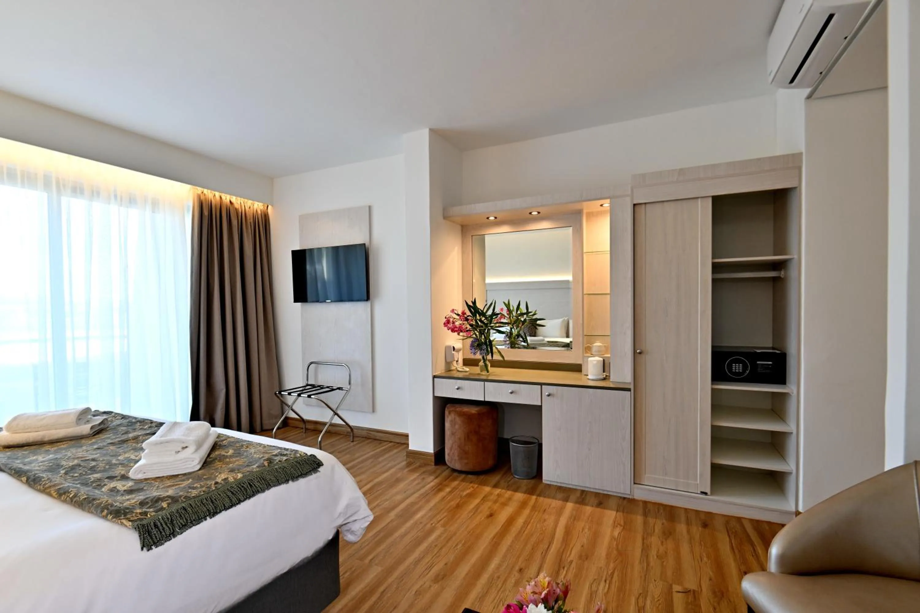 Bedroom, Bed in Val Du Charron Wine & Leisure Estate