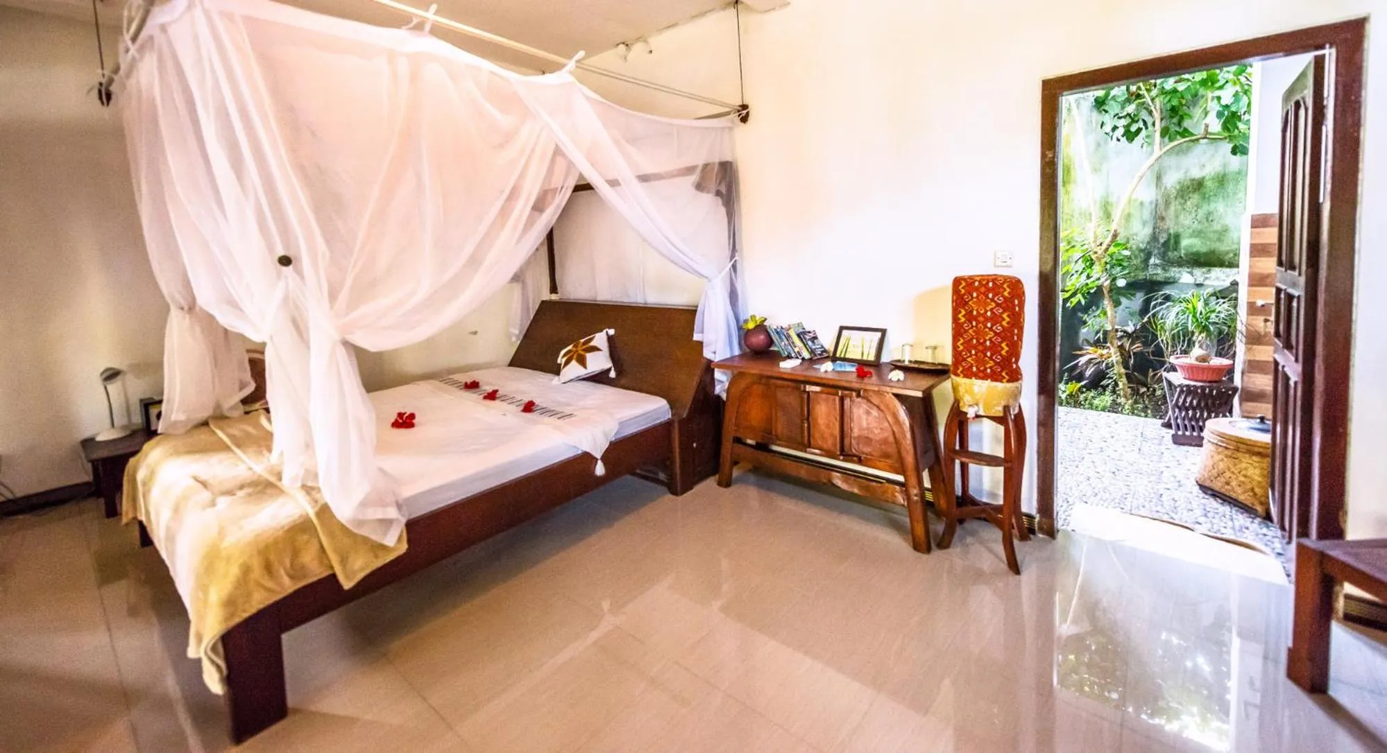 Photo of the whole room, Bed in Seraya Shores Bali