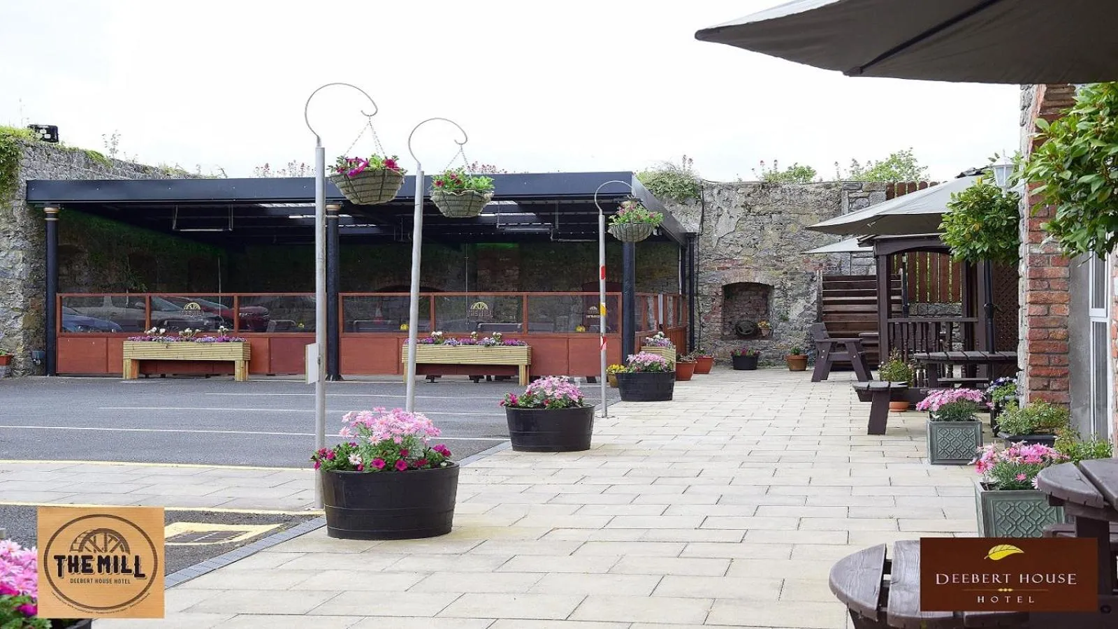 Restaurant/places to eat in Deebert House Hotel