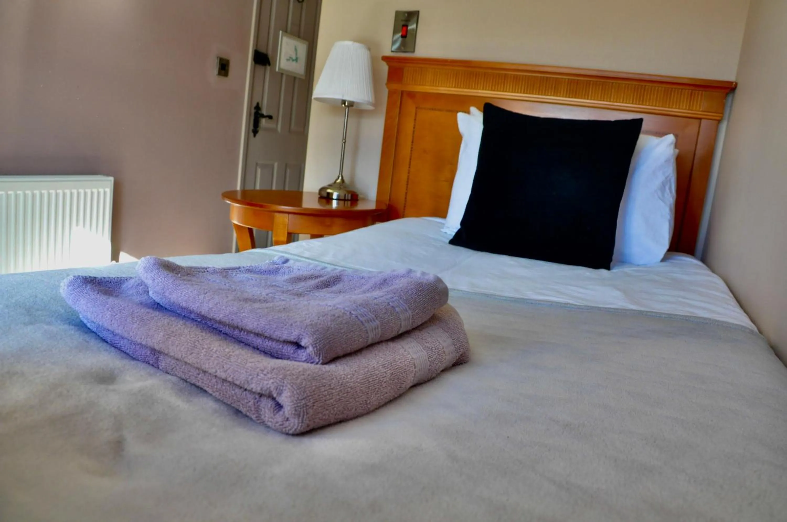 Bedroom, Bed in The Hollybush Inn and B&B