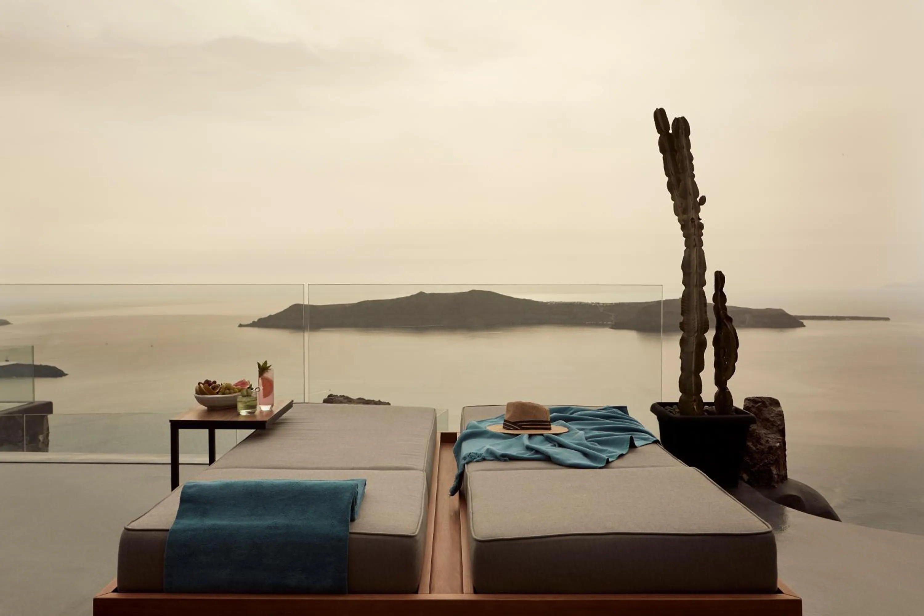 Lounge or bar in Kivotos Santorini - Preferred Hotels & Resorts