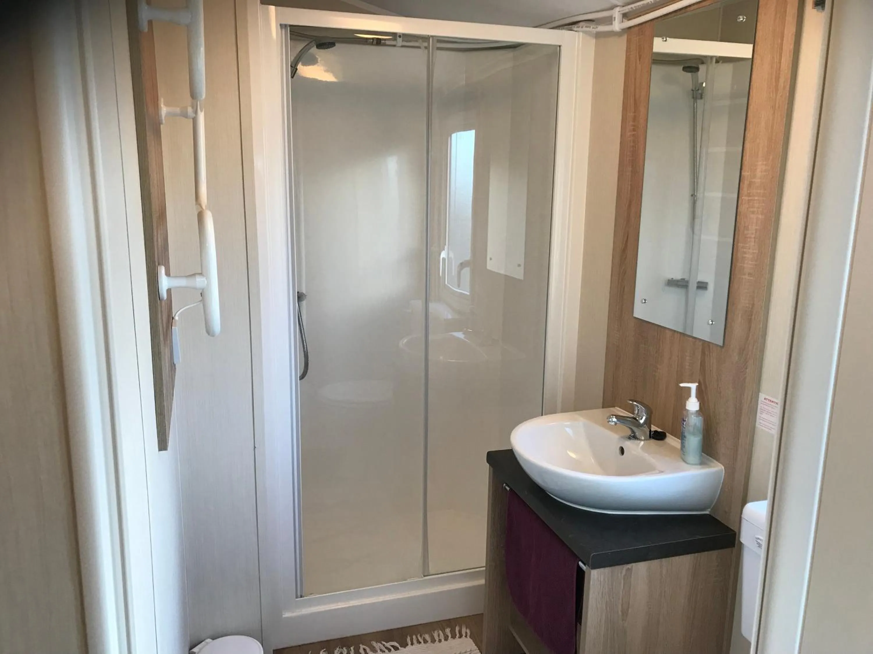 Shower in Lækjarkot Rooms and Cottages with Kitchen