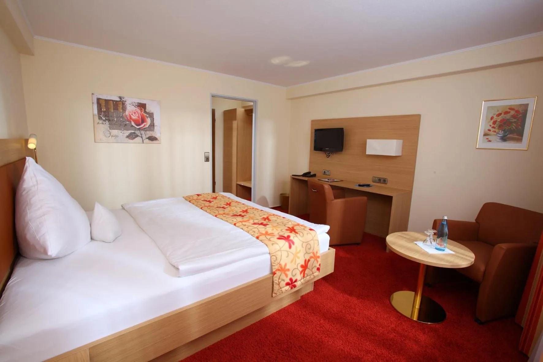 Photo of the whole room, Bed in Hotel Schwanen