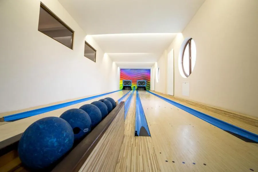 Bowling in Hotel Eden