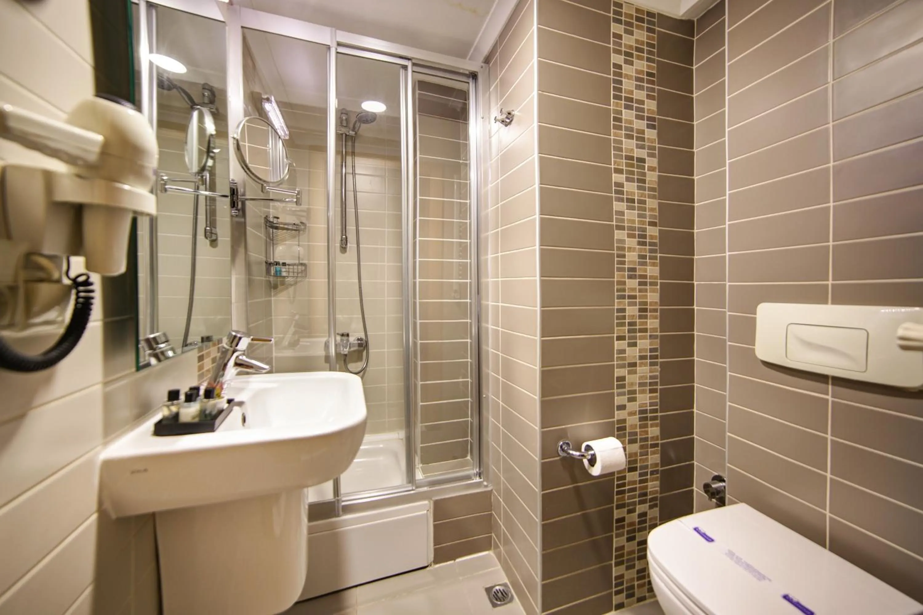 Shower in Almina Hotel - Special Class