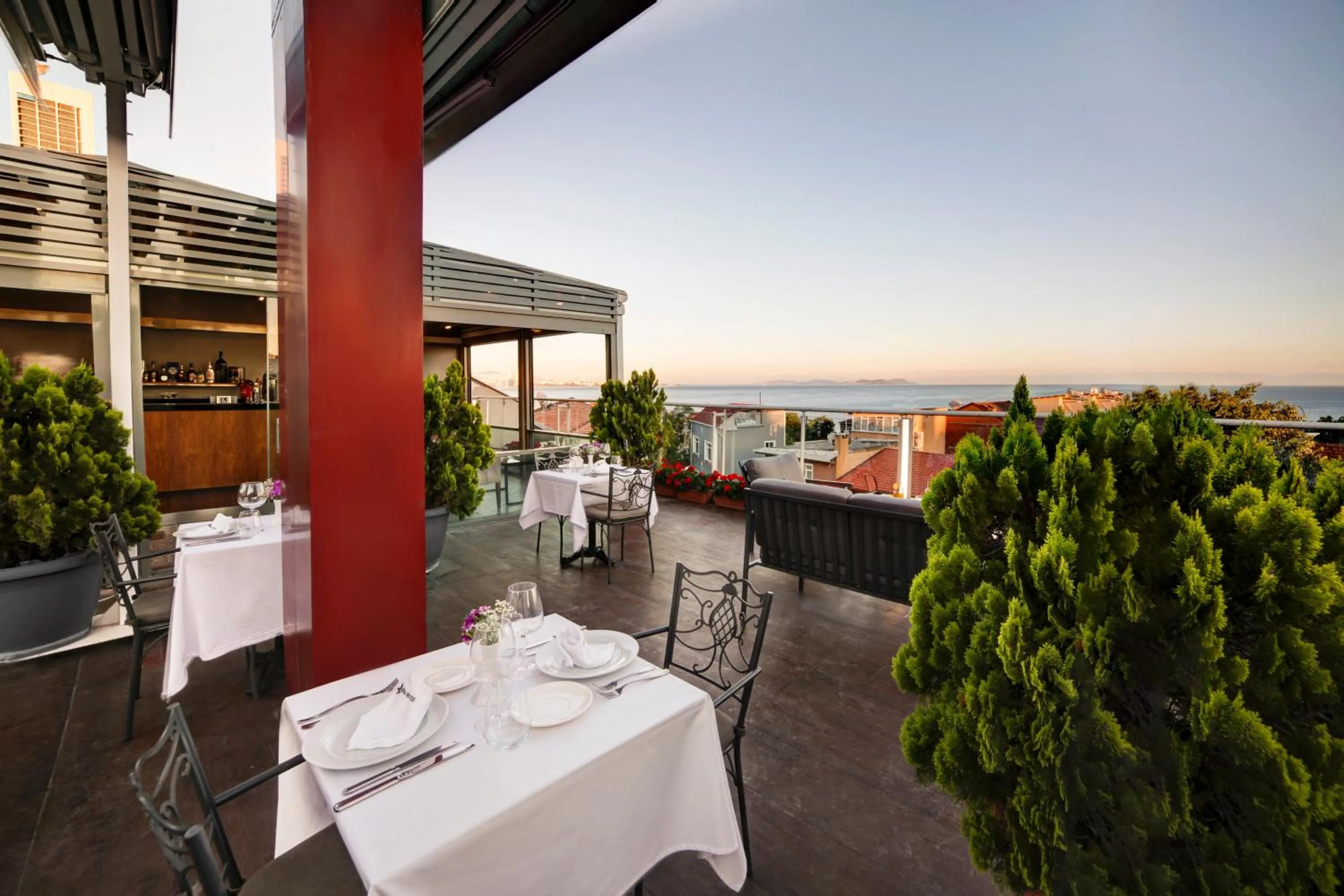 Restaurant/places to eat in Almina Hotel - Special Class