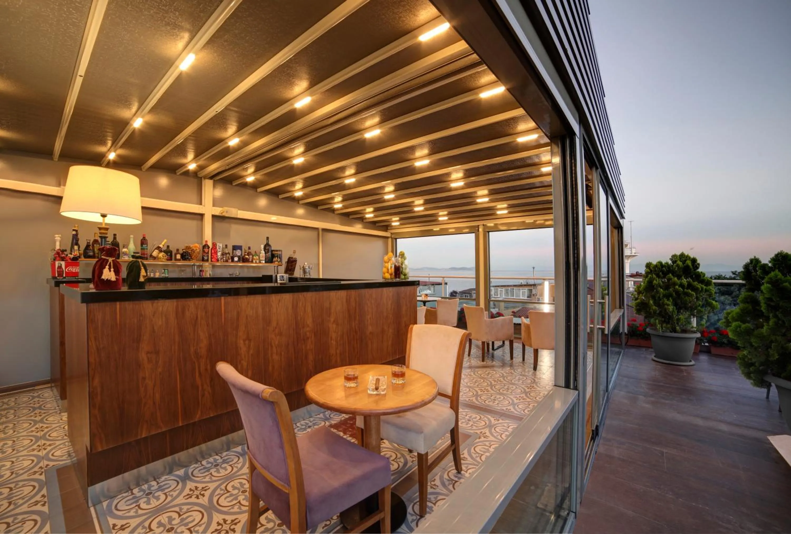 Restaurant/places to eat in Almina Hotel - Special Class