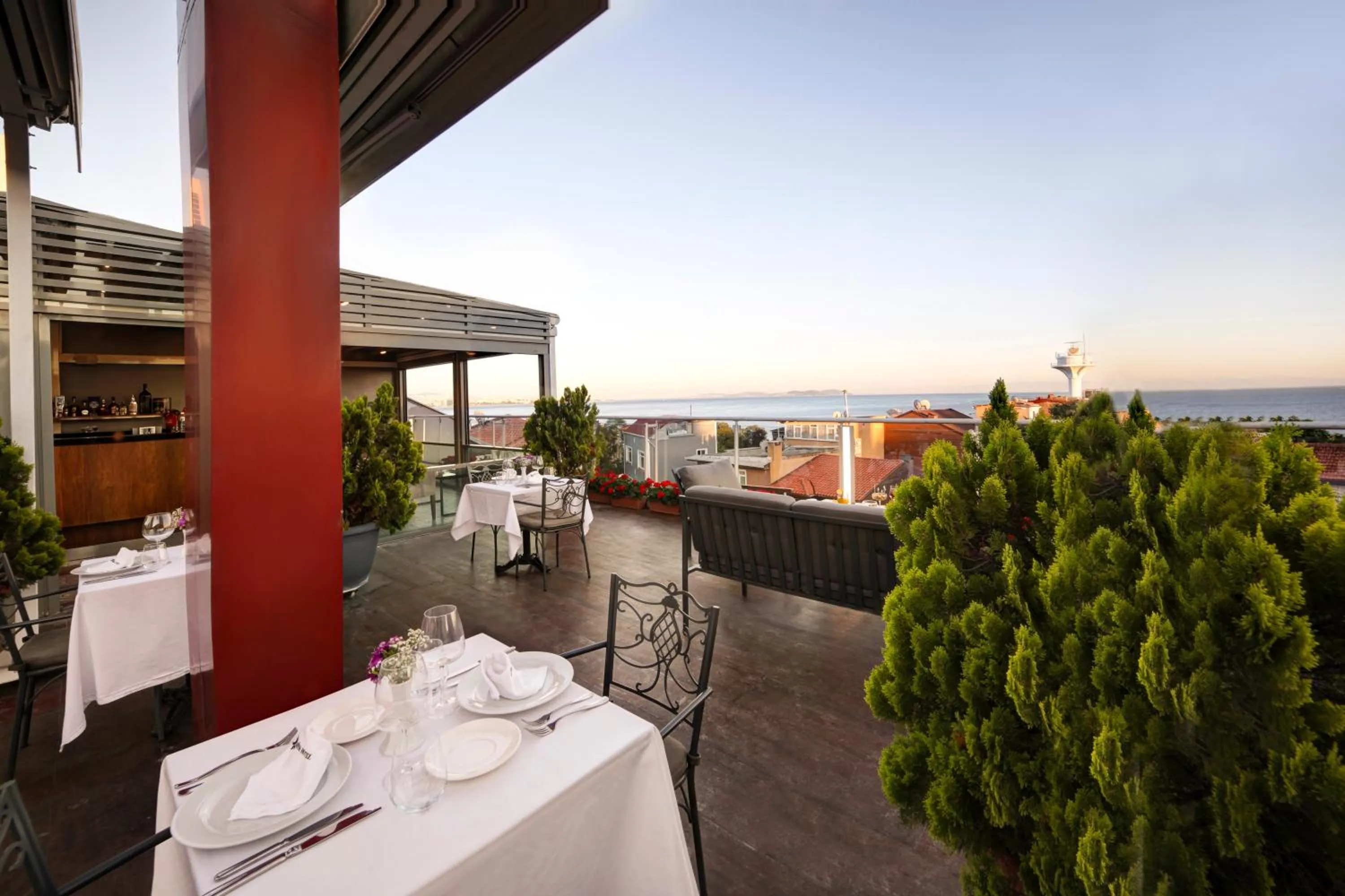 Restaurant/places to eat in Almina Hotel - Special Class