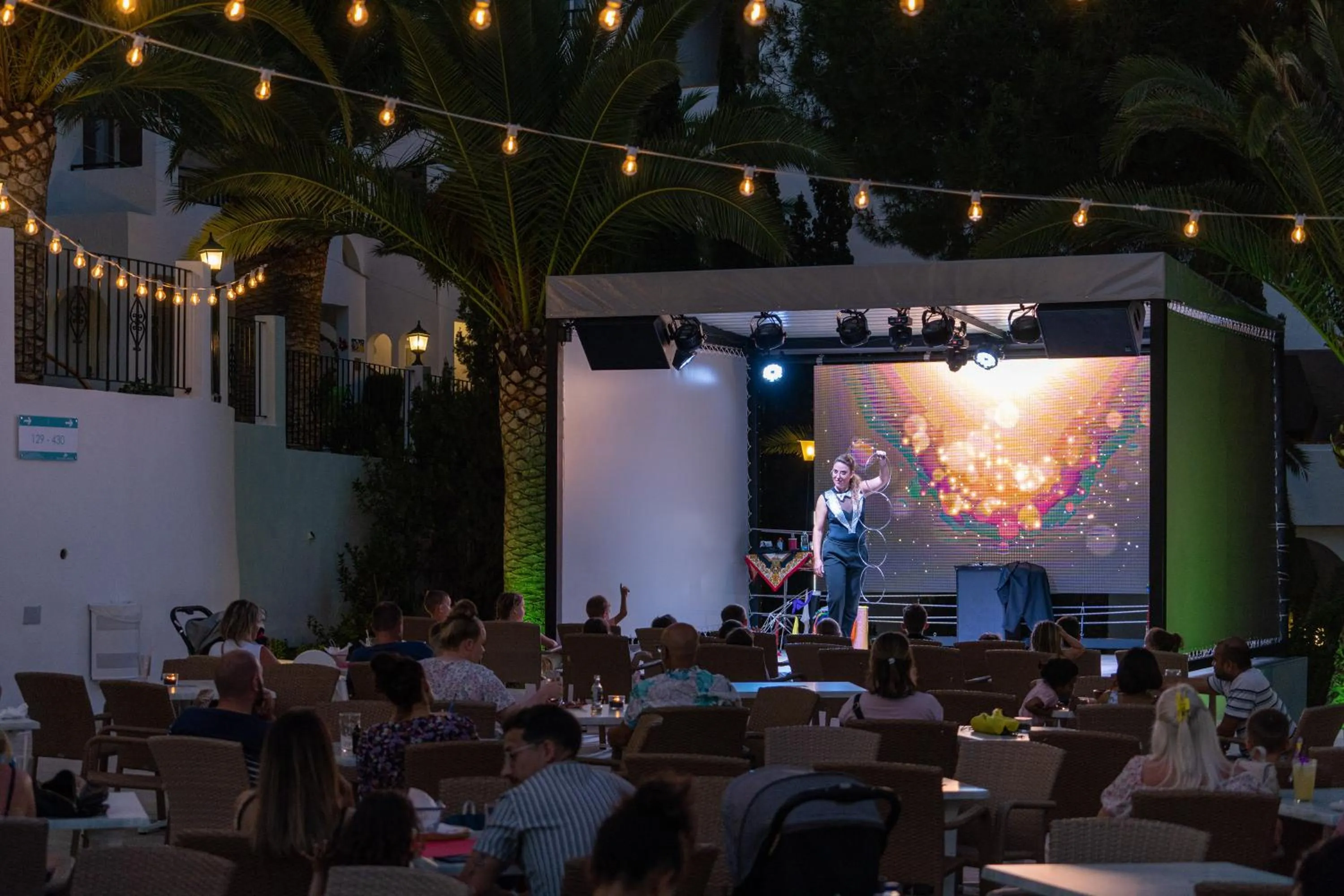 Evening entertainment in Aparthotel Holiday Center