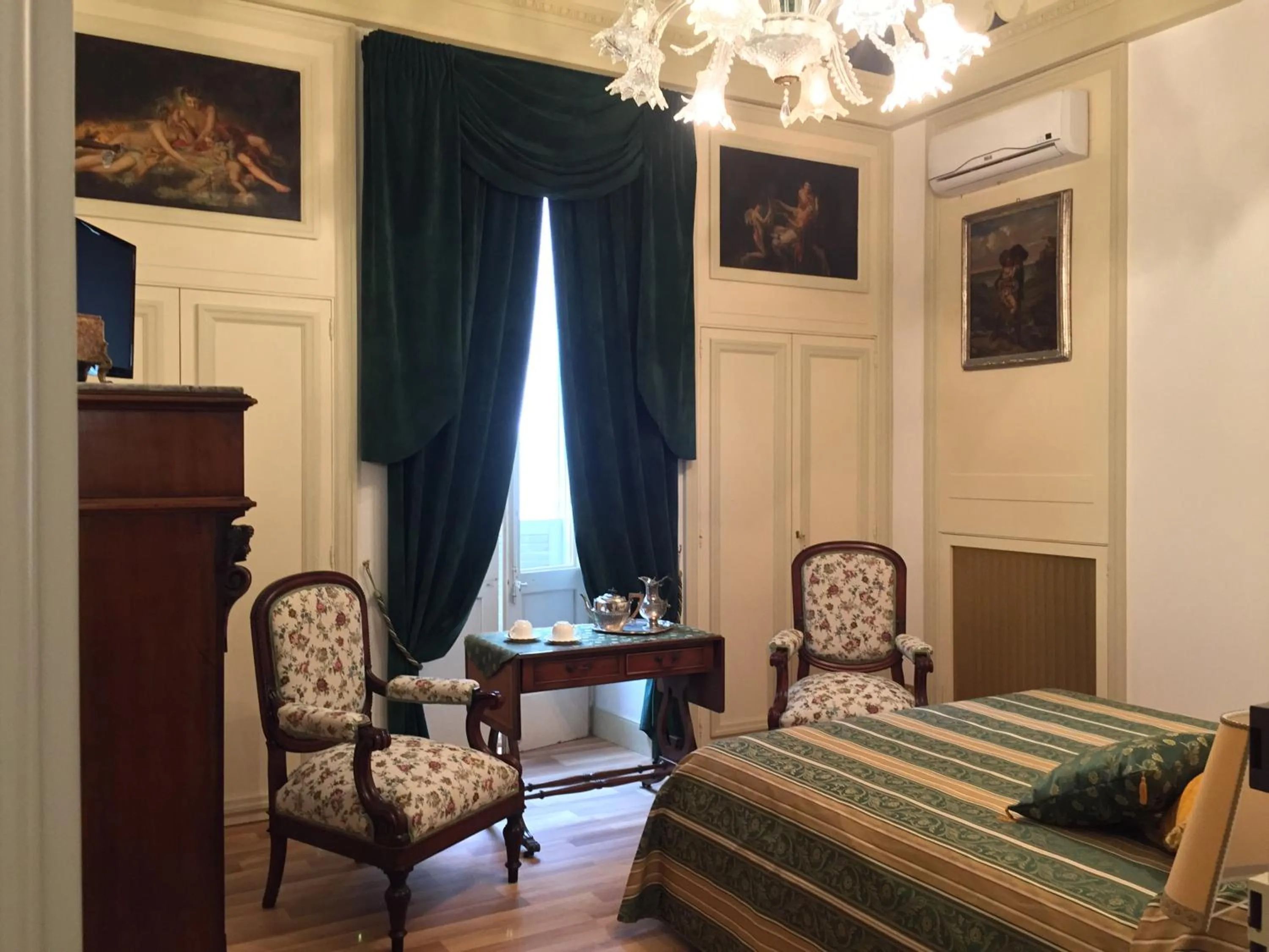 Photo of the whole room in Palazzo Laguardia