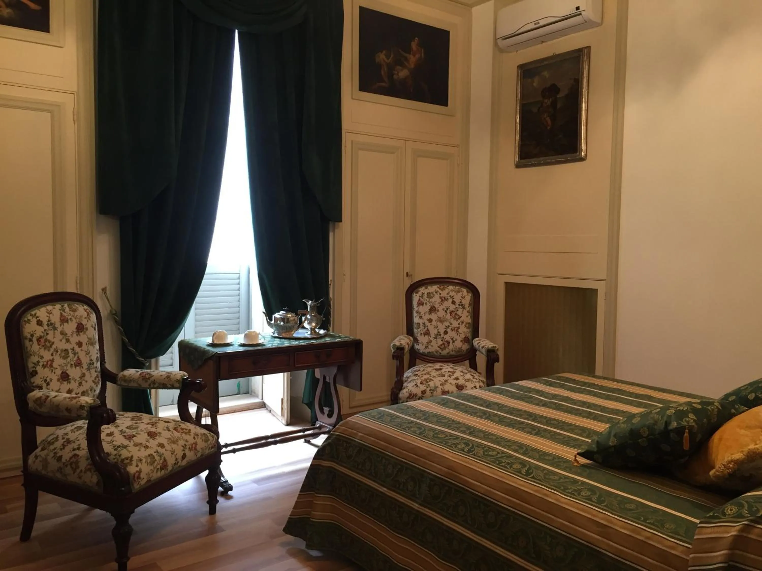 Photo of the whole room in Palazzo Laguardia