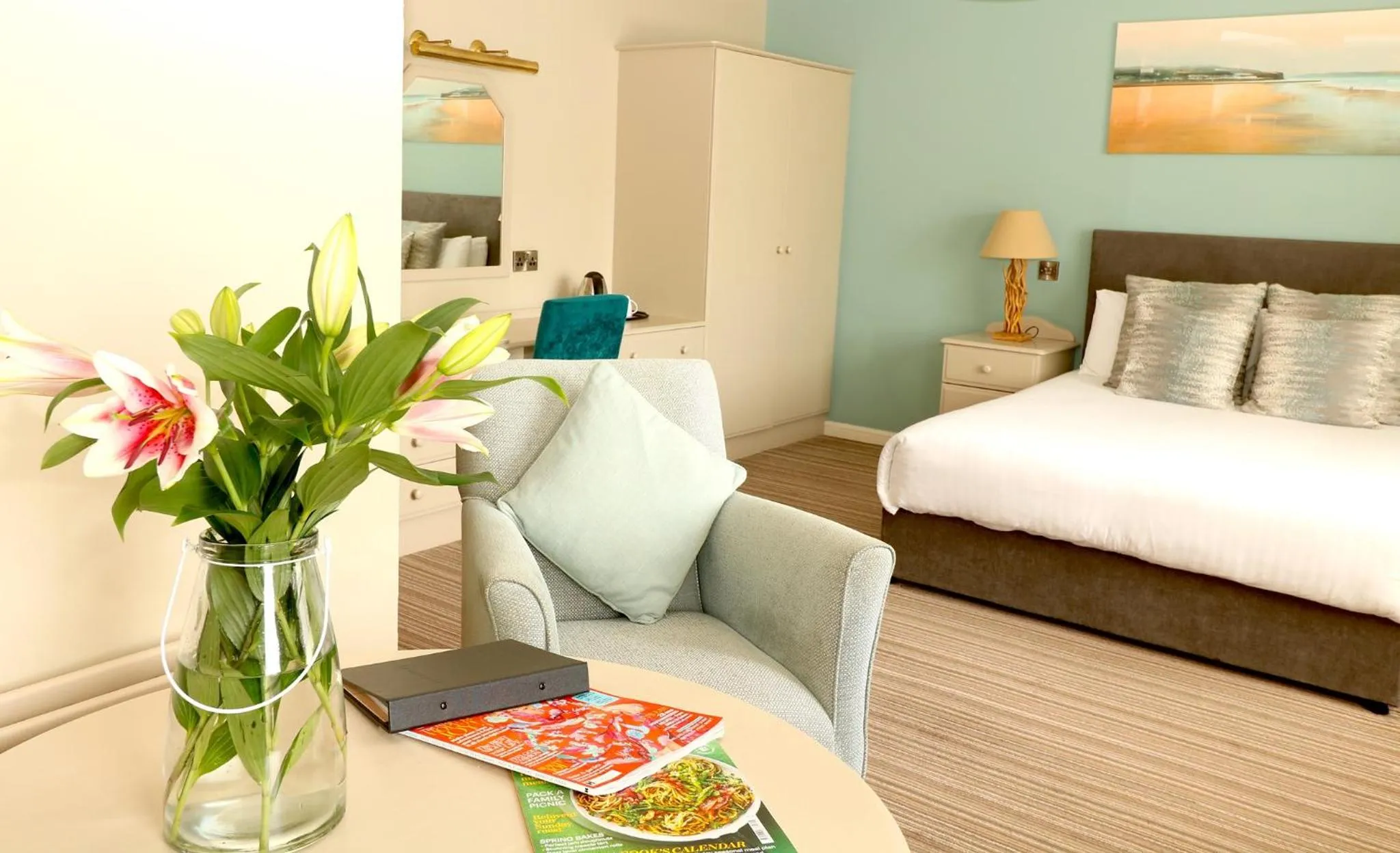 Seating area, Bed in Causeway Hotel