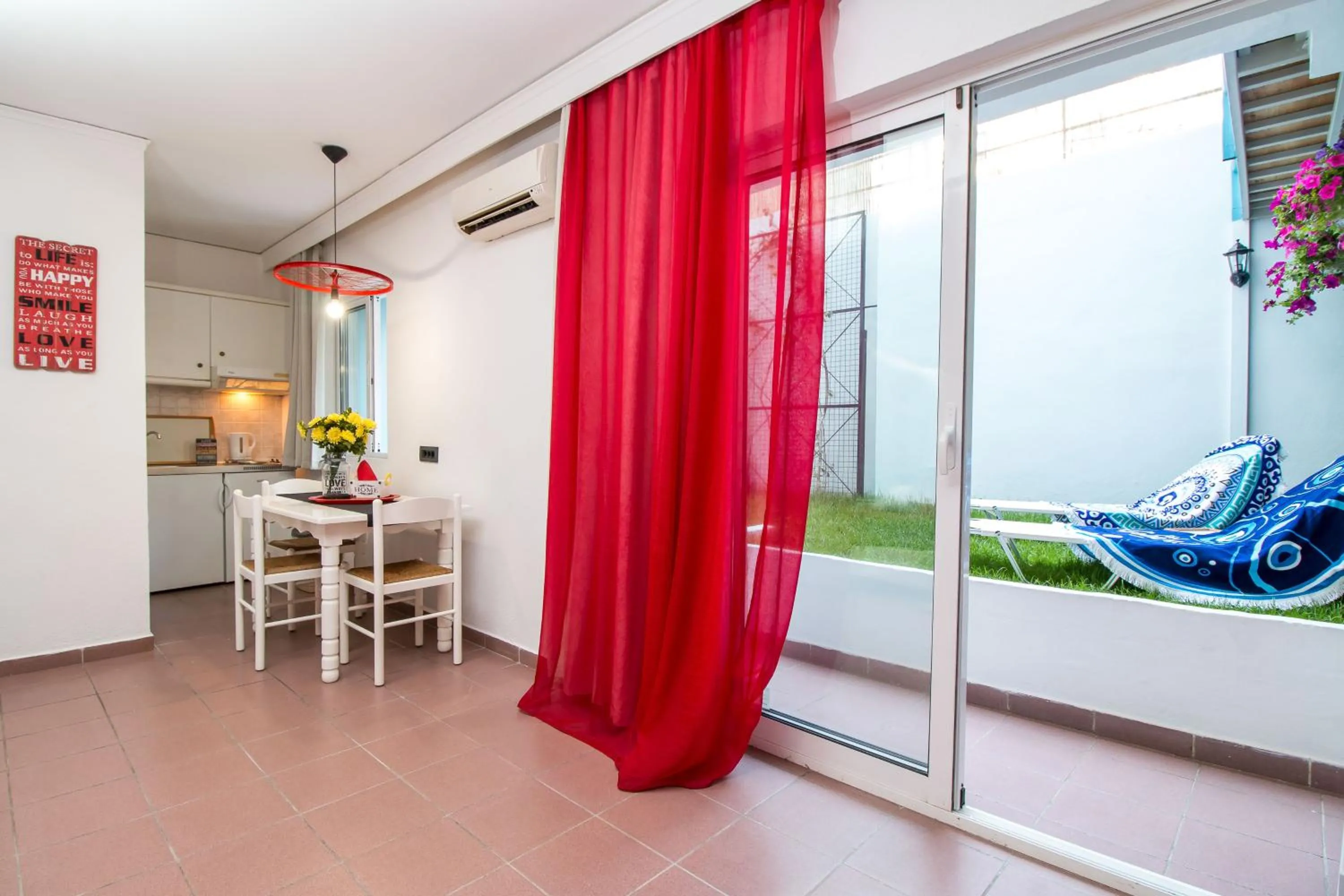 Kitchen or kitchenette, Bed in Kahlua Hotel Apartments