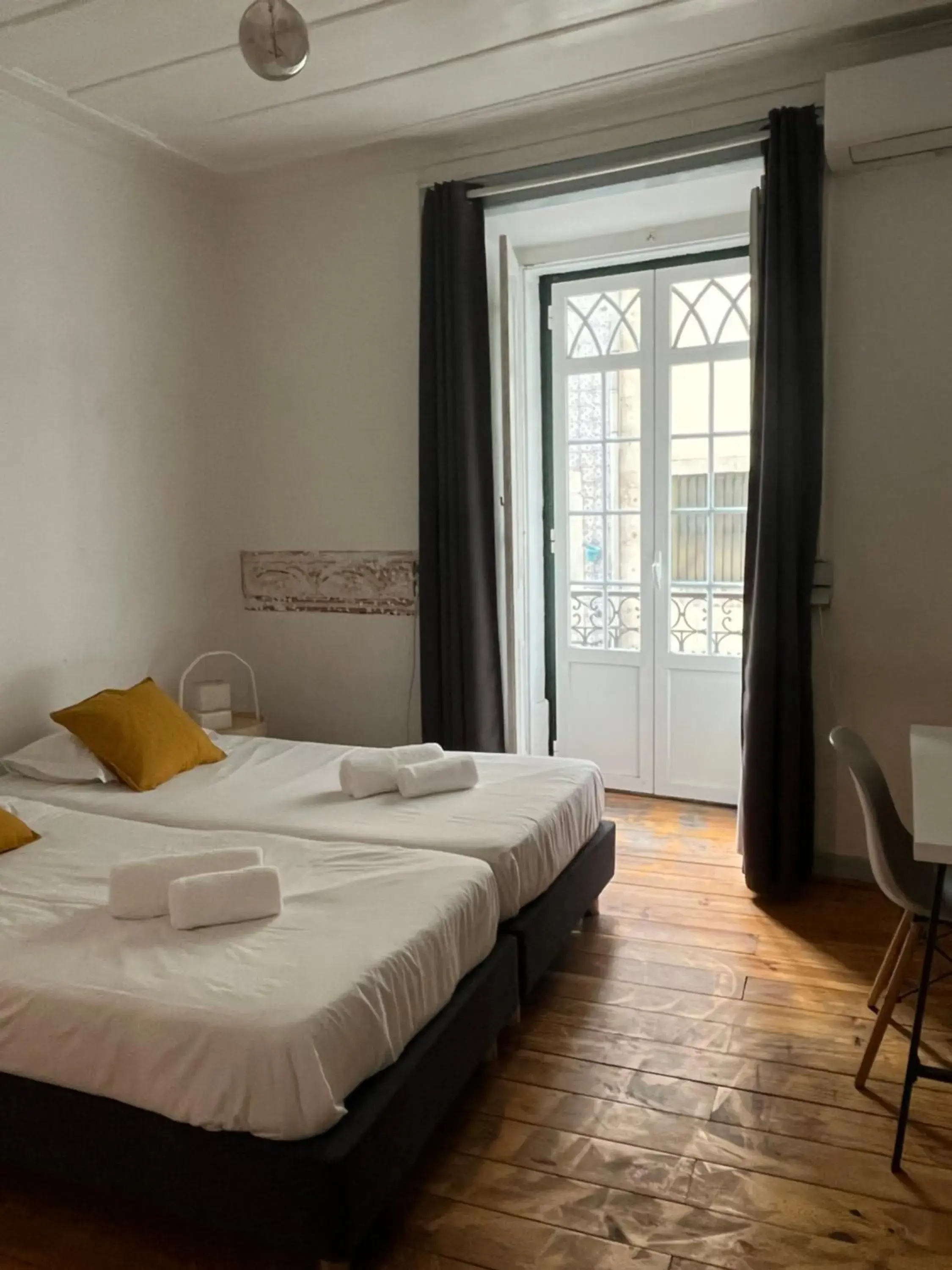 Twin Room with Balcony in Alface Hall Hostel & Bar Twin Room with Balcony in Alface Hall Hostel & Bar