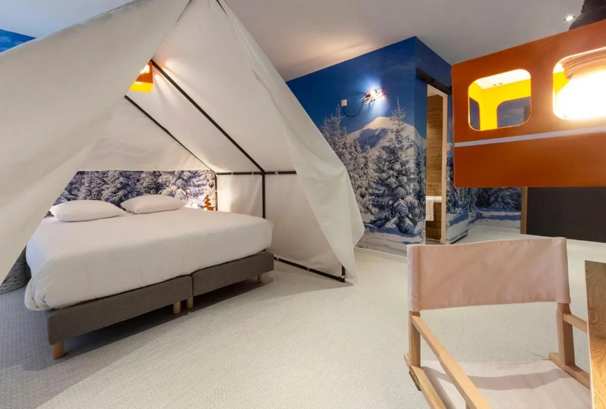 Bedroom, Bed in Hotel Base Camp Lodge - Bourg Saint Maurice