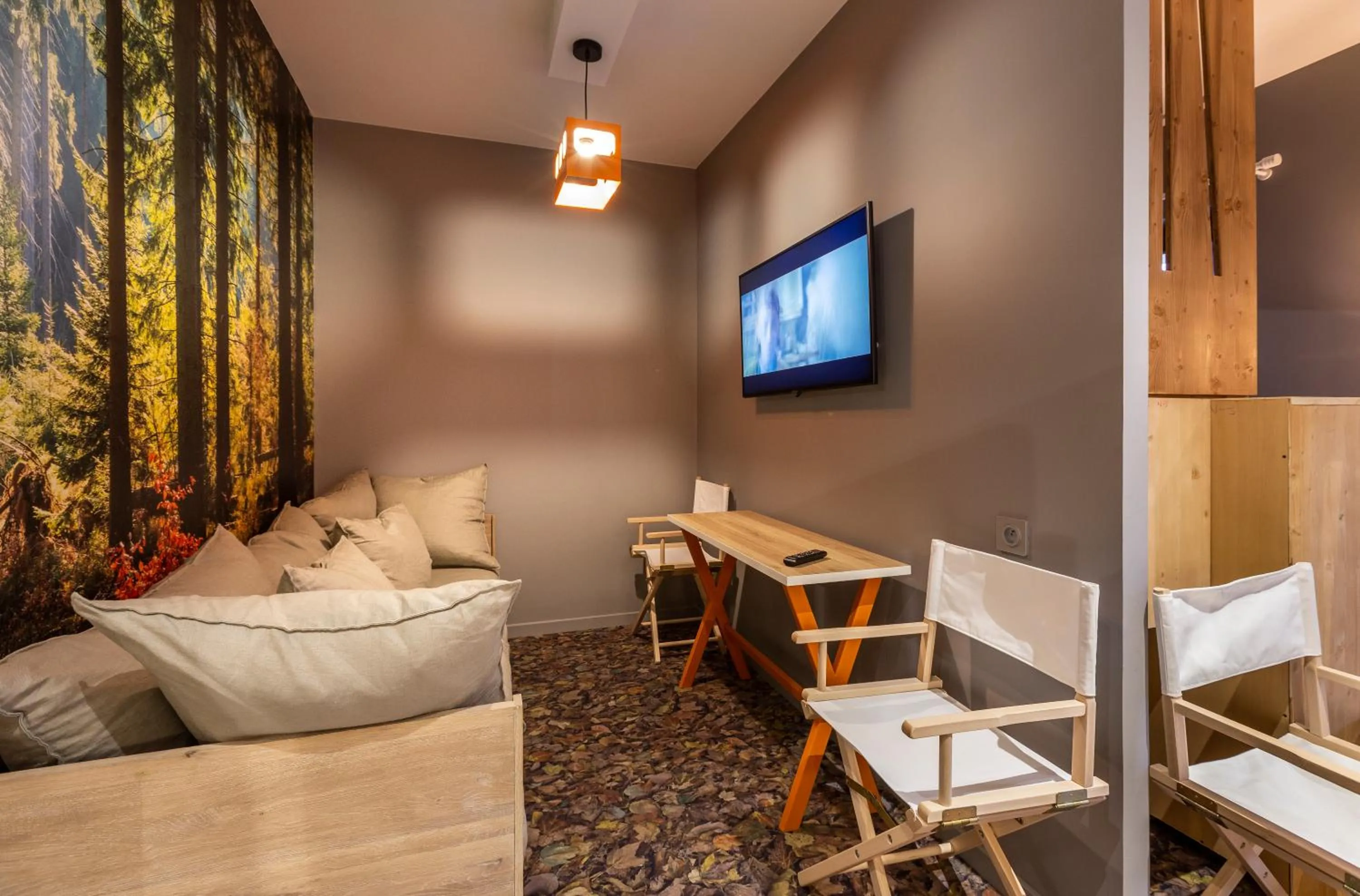 Seating area, Bed in Hotel Base Camp Lodge - Bourg Saint Maurice