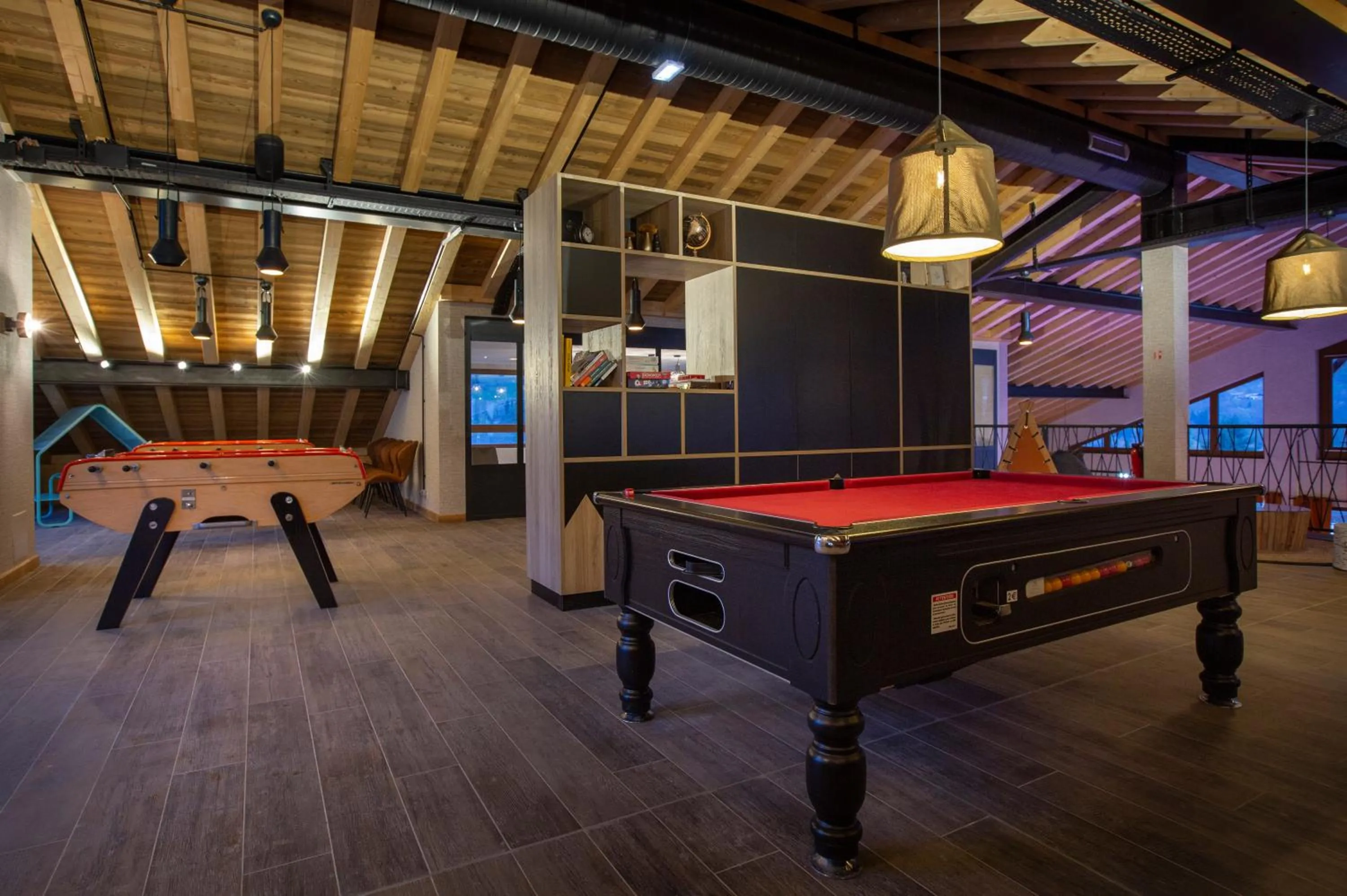 Billiard in Hotel Base Camp Lodge - Bourg Saint Maurice
