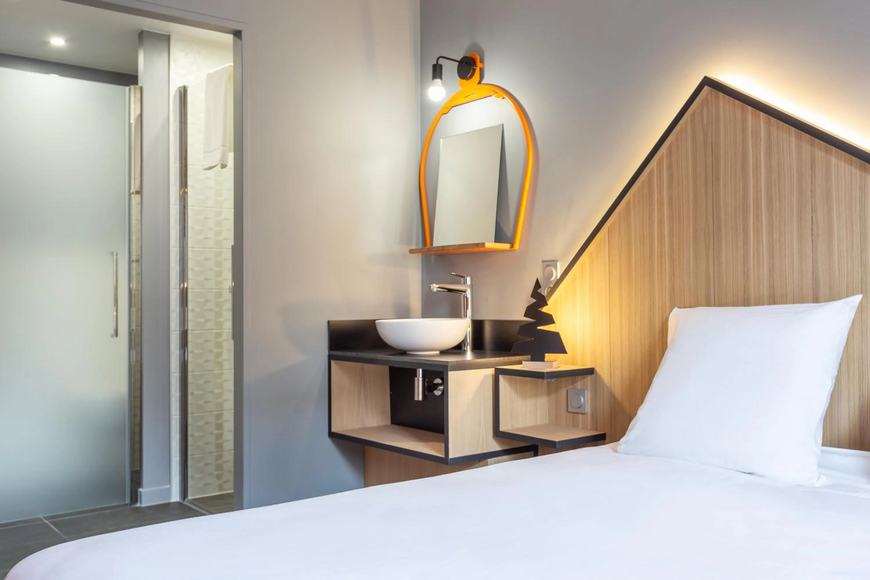 Shower, Bed in Hotel Base Camp Lodge - Bourg Saint Maurice