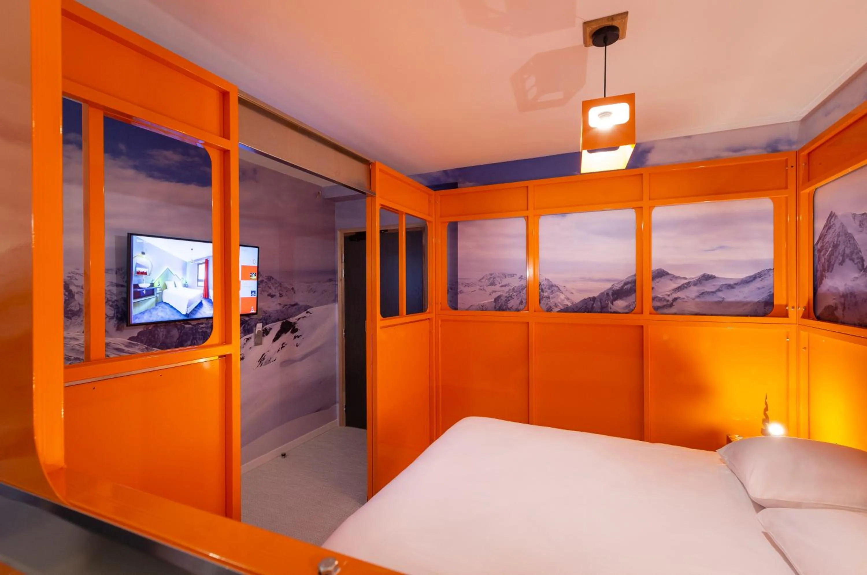 Decorative detail, Bed in Hotel Base Camp Lodge - Bourg Saint Maurice