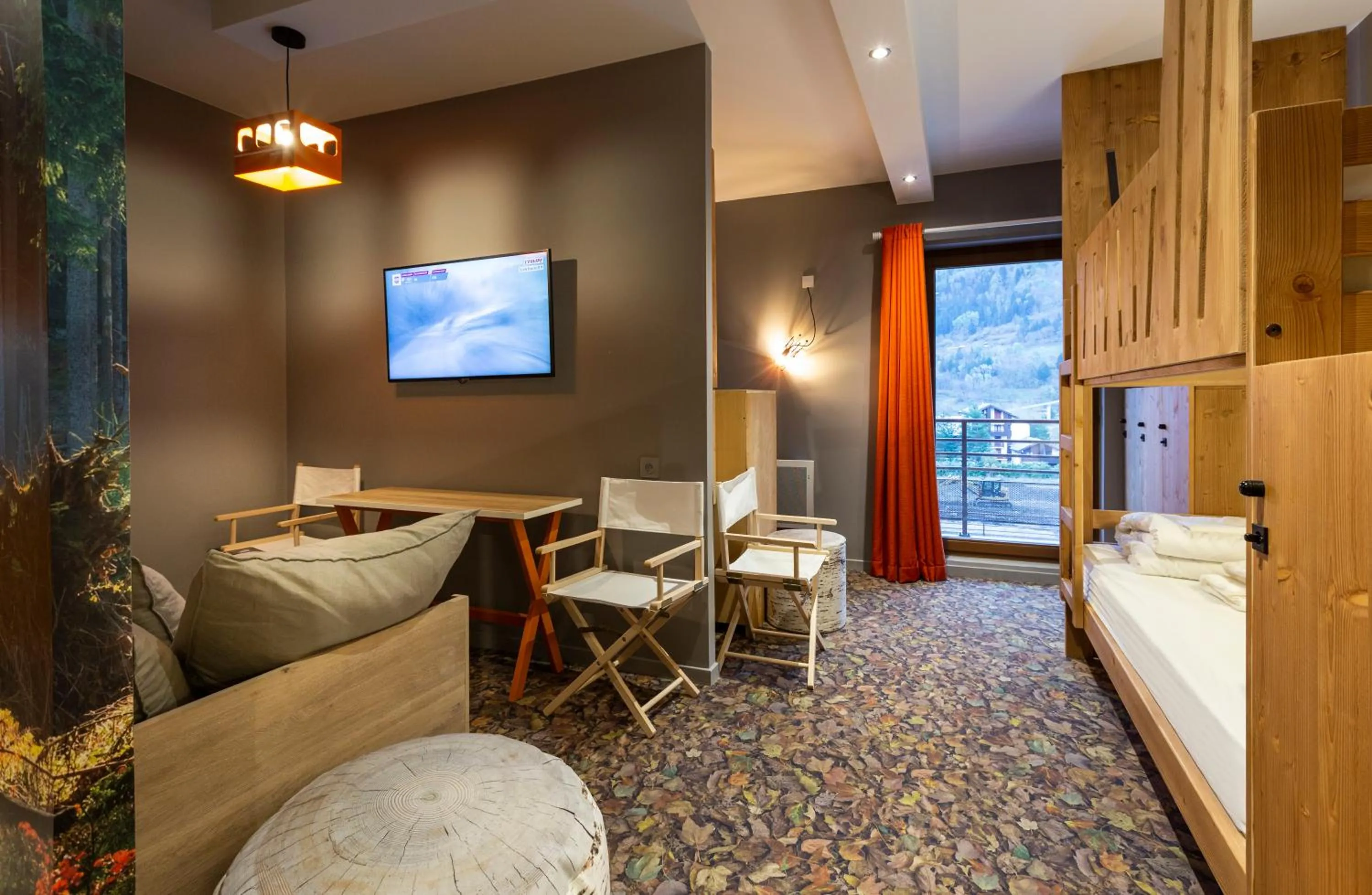 Communal lounge/ TV room in Hotel Base Camp Lodge - Bourg Saint Maurice