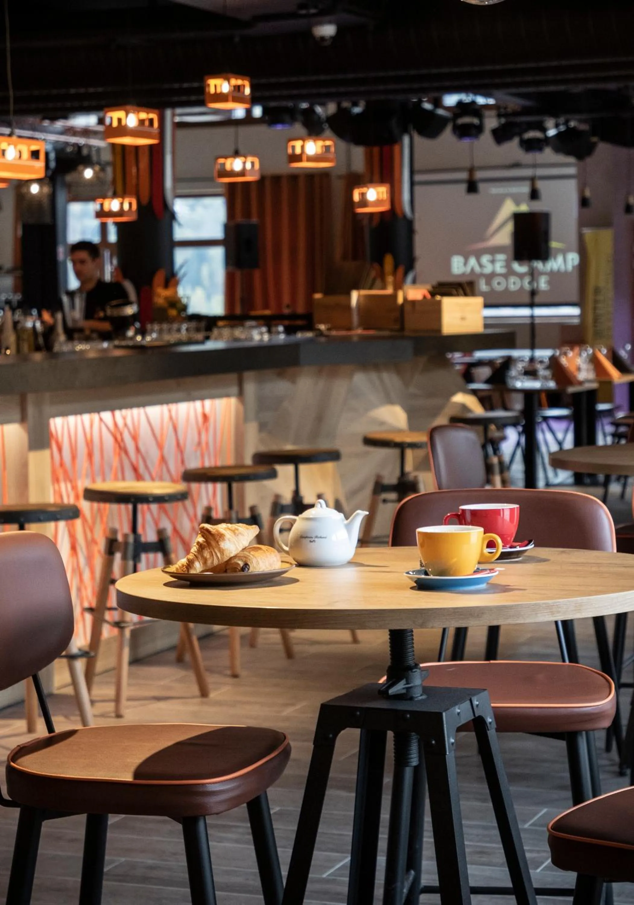 Lounge or bar in Hotel Base Camp Lodge - Bourg Saint Maurice