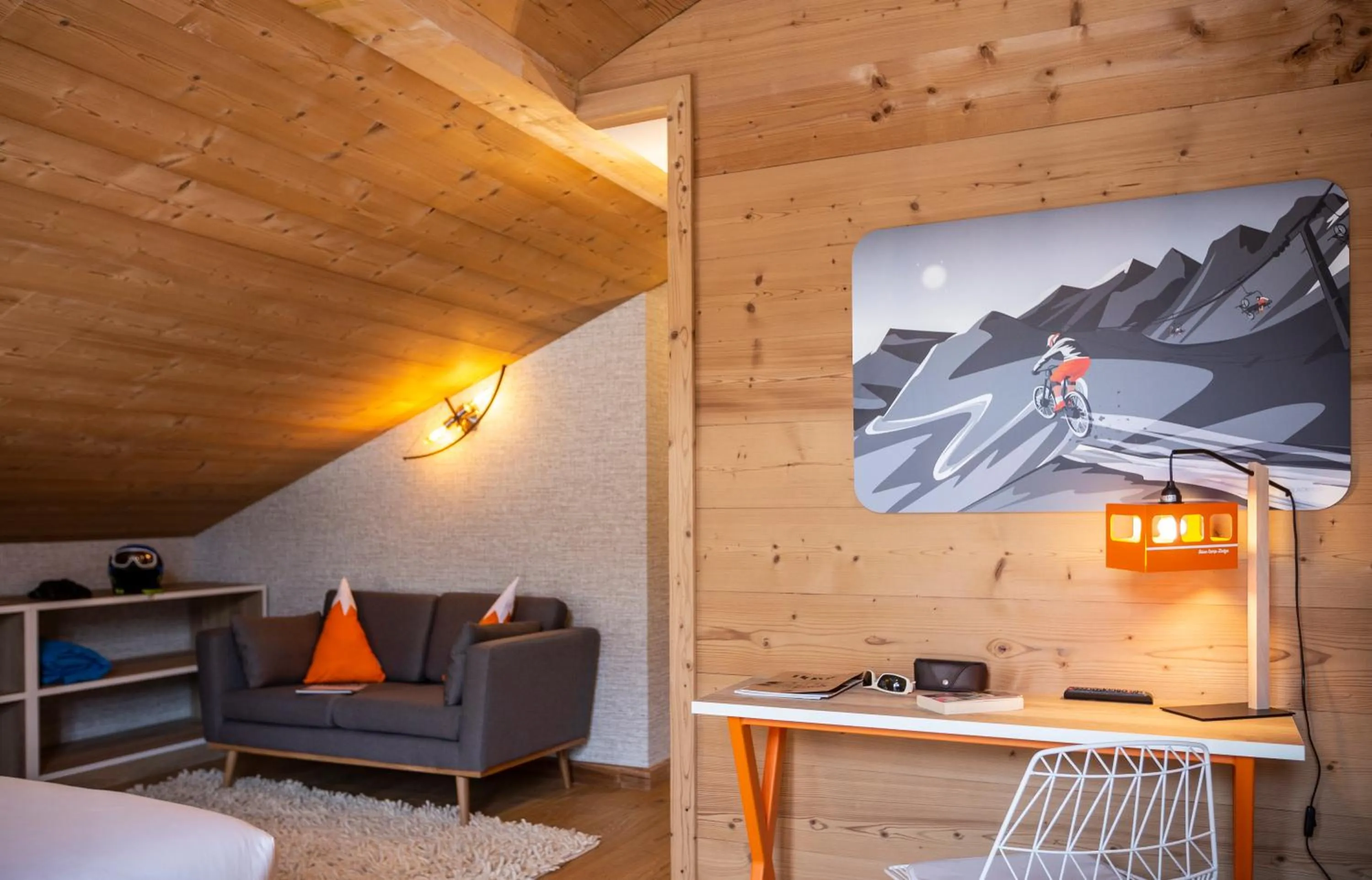 Communal lounge/ TV room, Bed in Hotel Base Camp Lodge - Bourg Saint Maurice