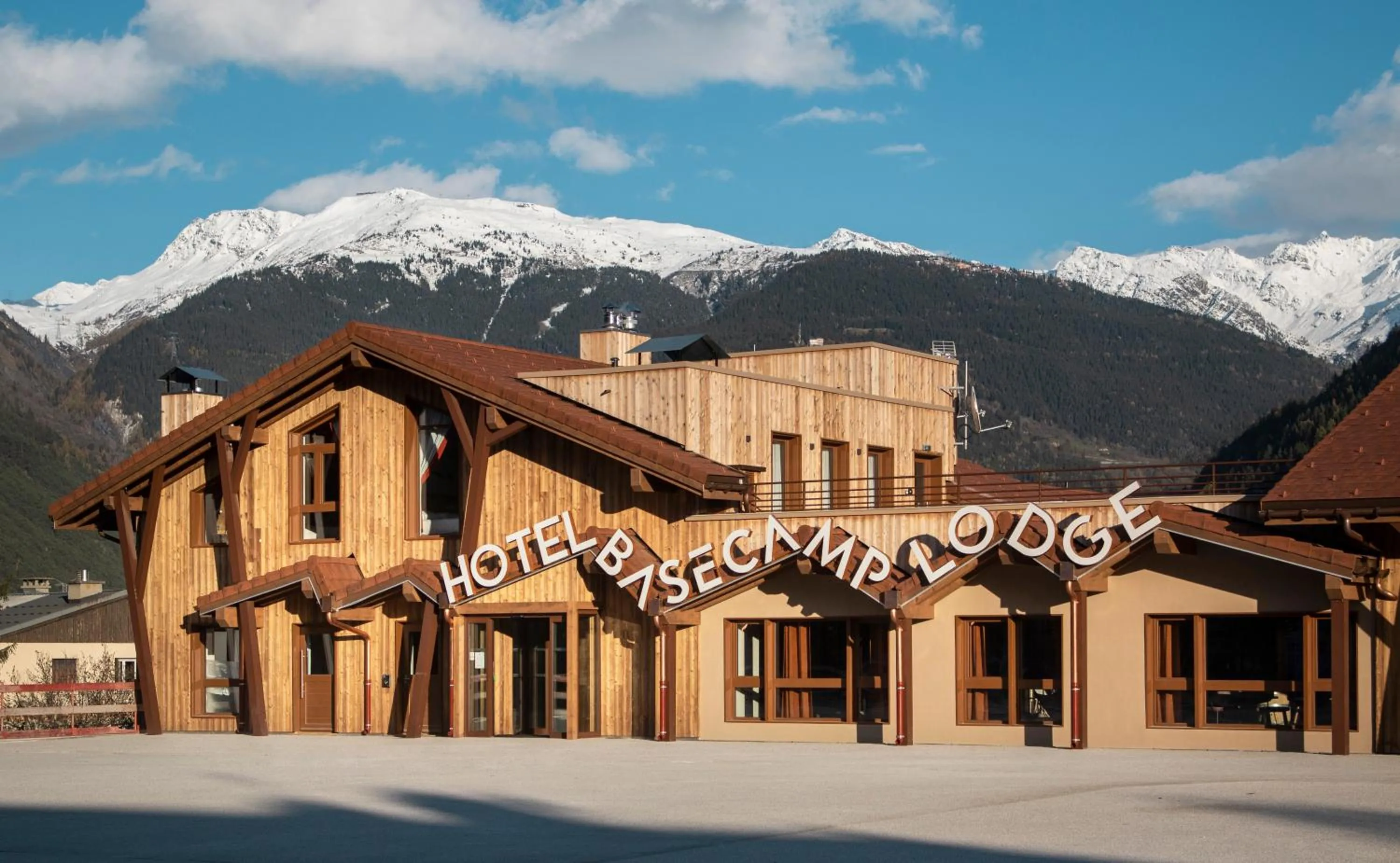 Property building in Hotel Base Camp Lodge - Bourg Saint Maurice