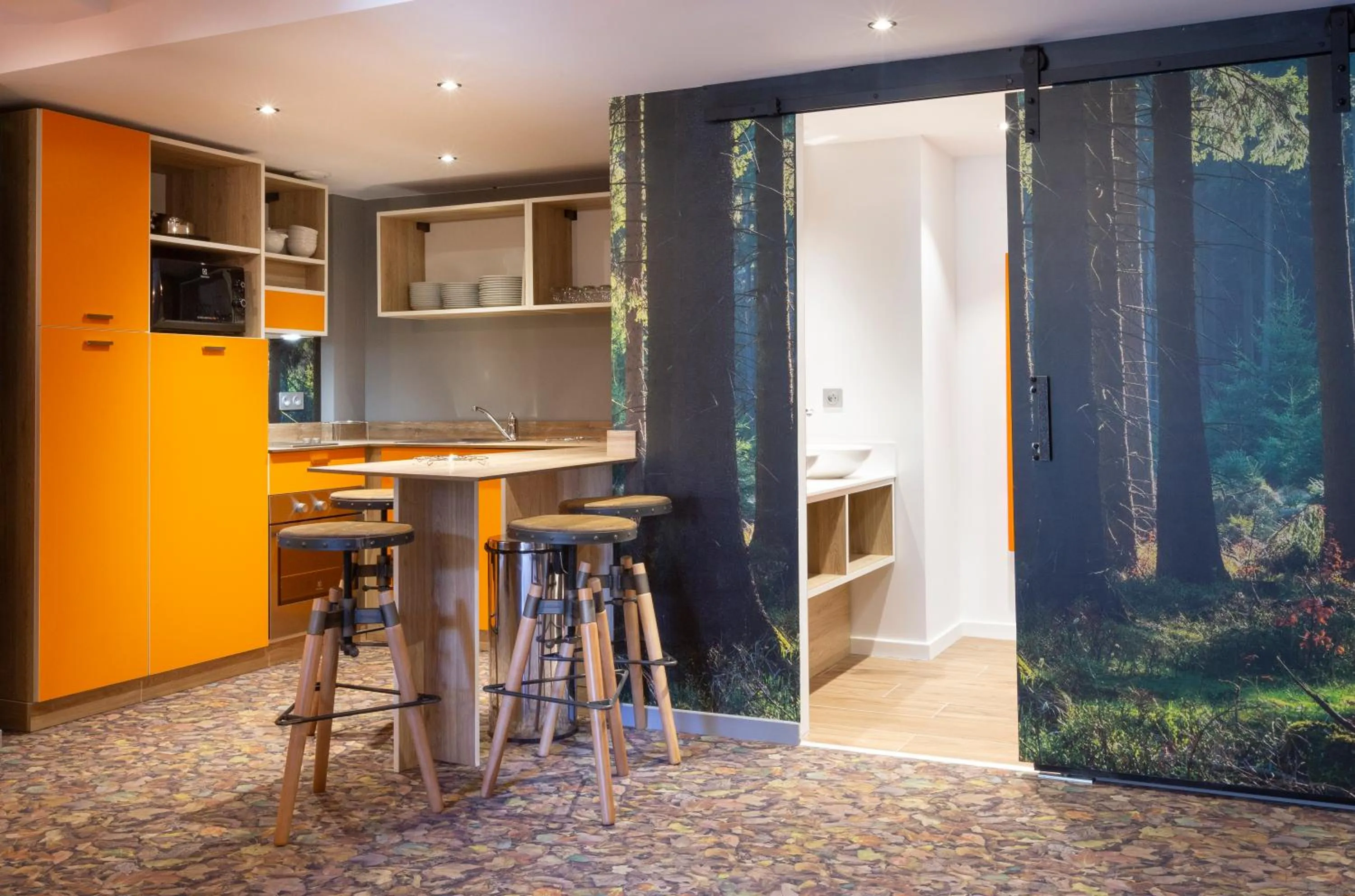 Communal kitchen in Hotel Base Camp Lodge - Bourg Saint Maurice