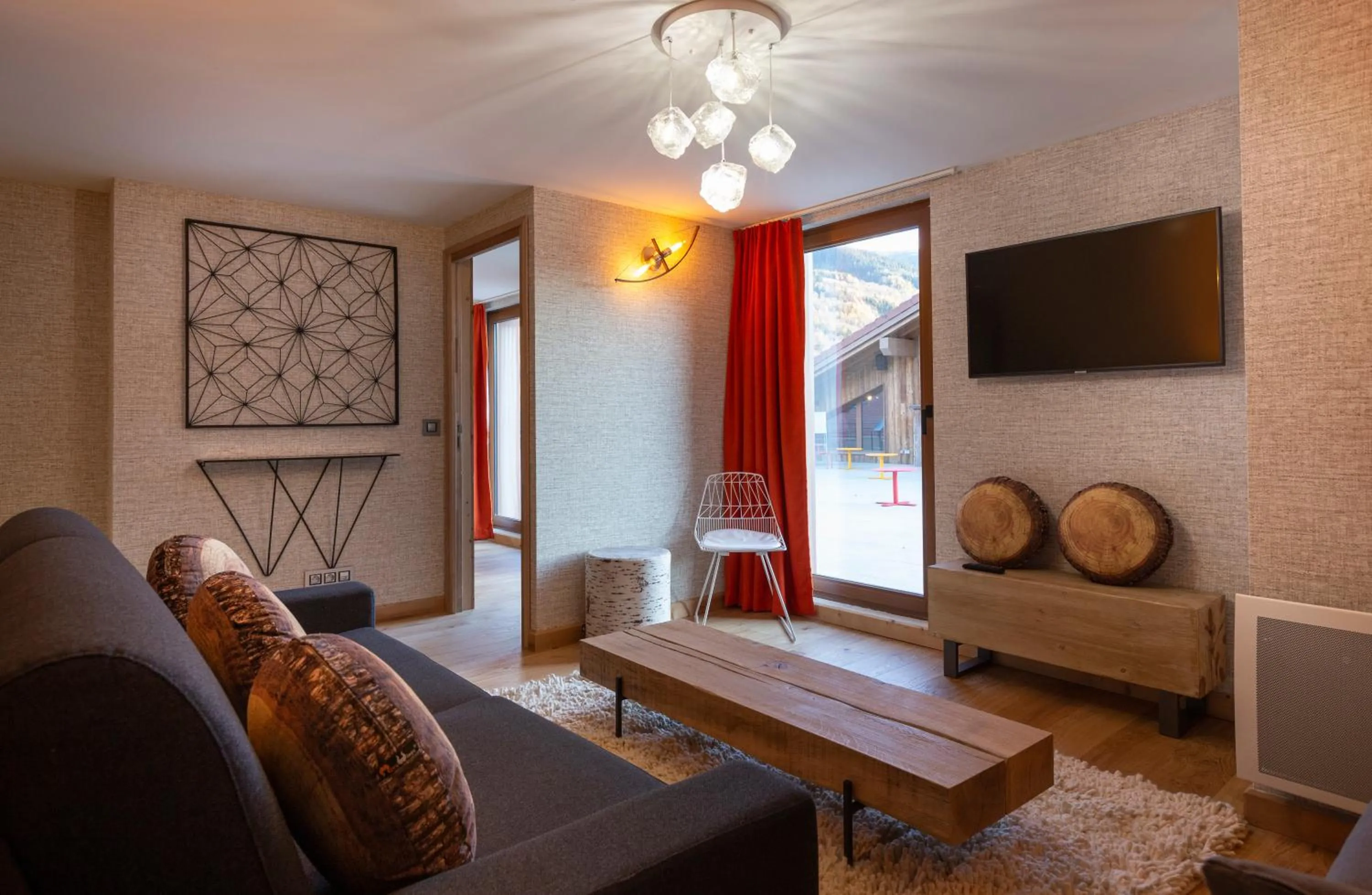 Communal lounge/ TV room in Hotel Base Camp Lodge - Bourg Saint Maurice