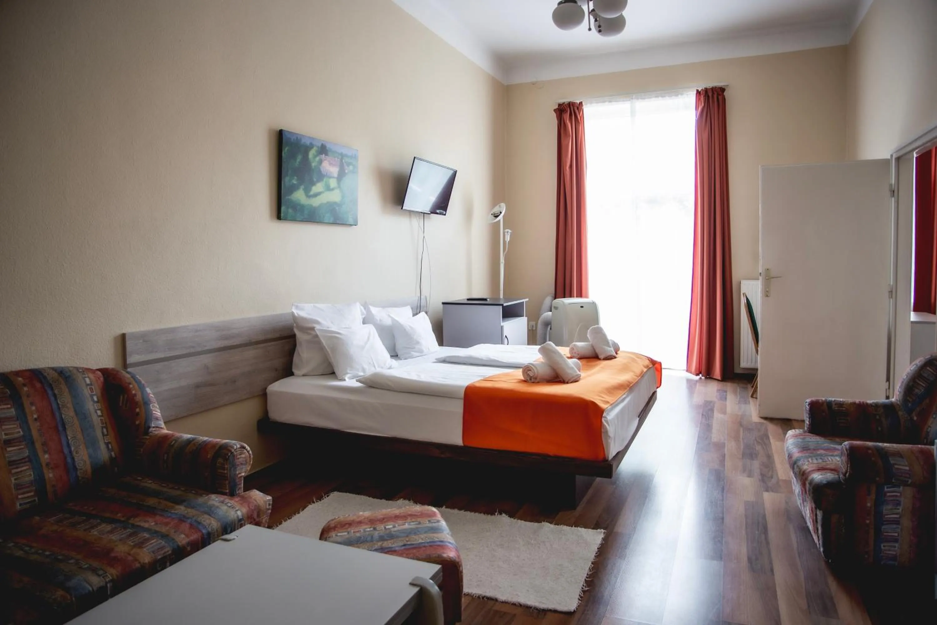 Living room, Bed in Hotel Kapos