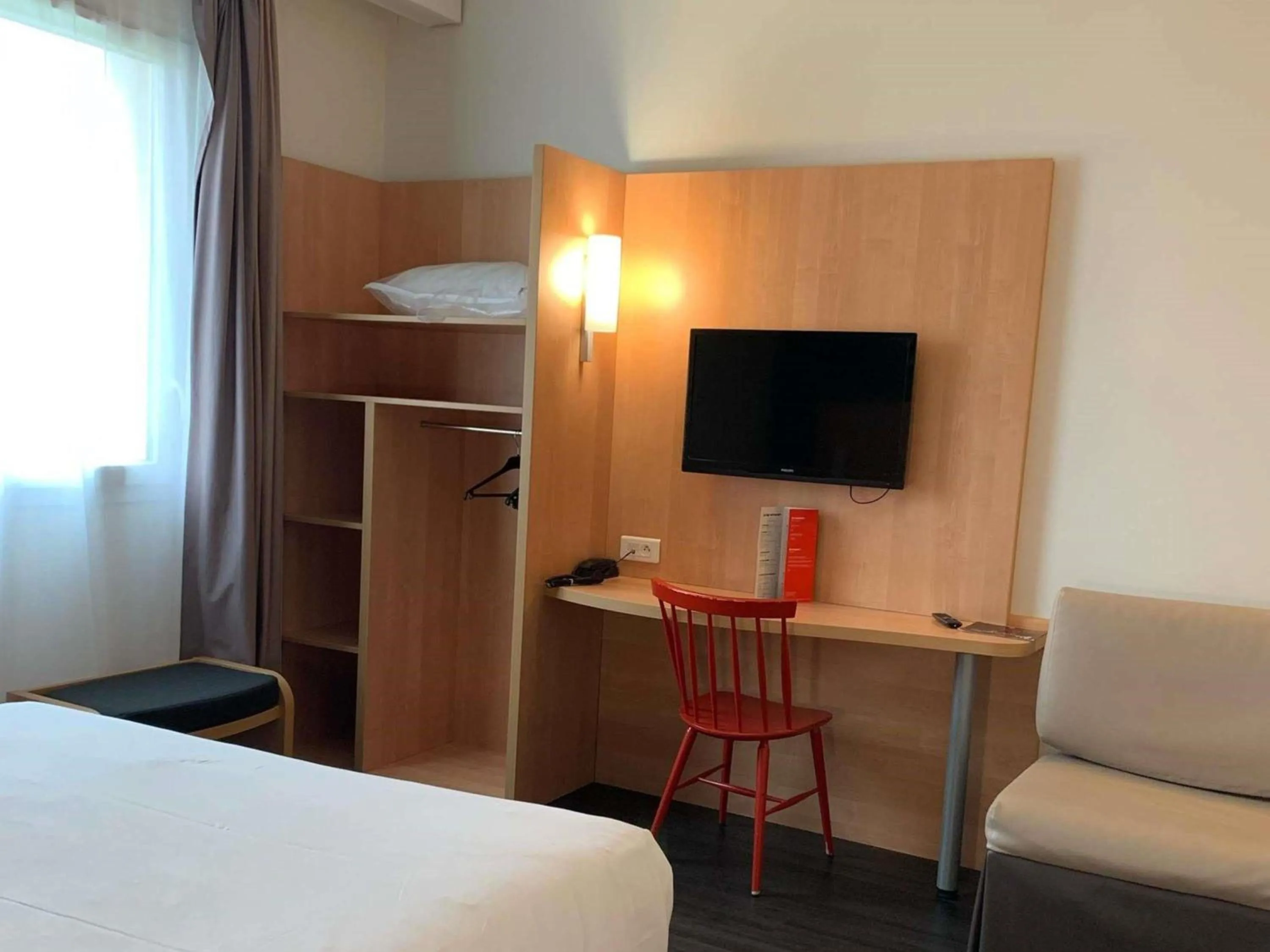 Bedroom, Bed in ibis Les Herbiers