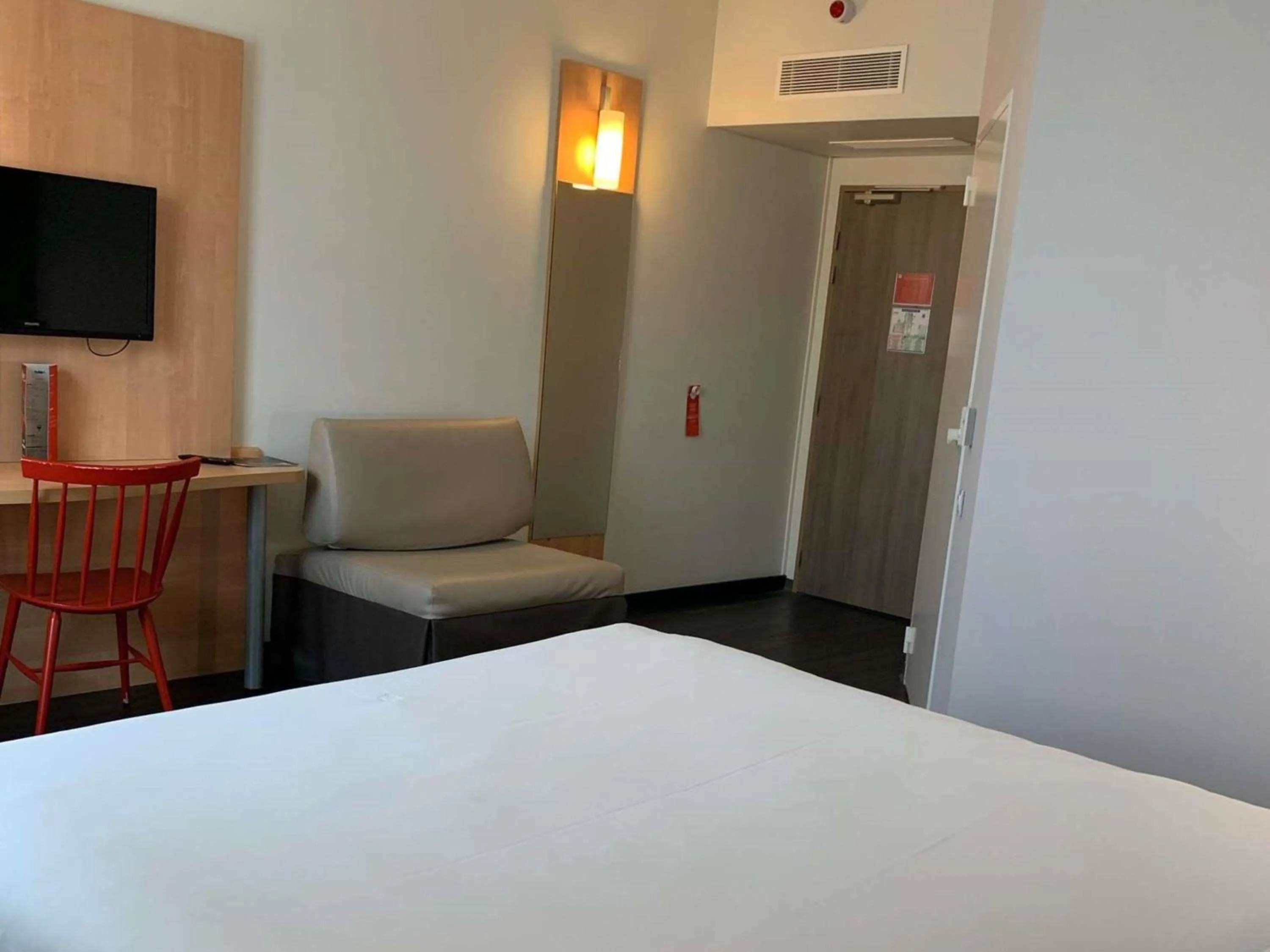 Bedroom, Bed in ibis Les Herbiers