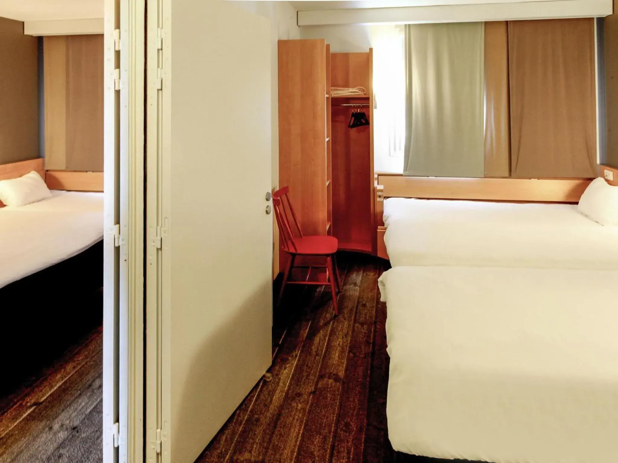 Triple Room in ibis Les Herbiers Triple Room in ibis Les Herbiers