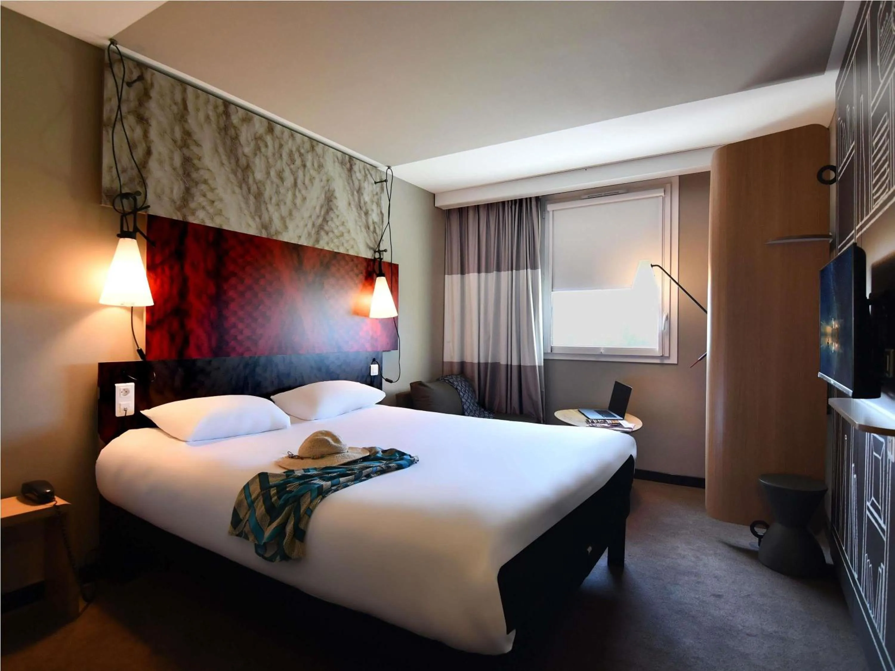 Property building, Bed in ibis Les Herbiers