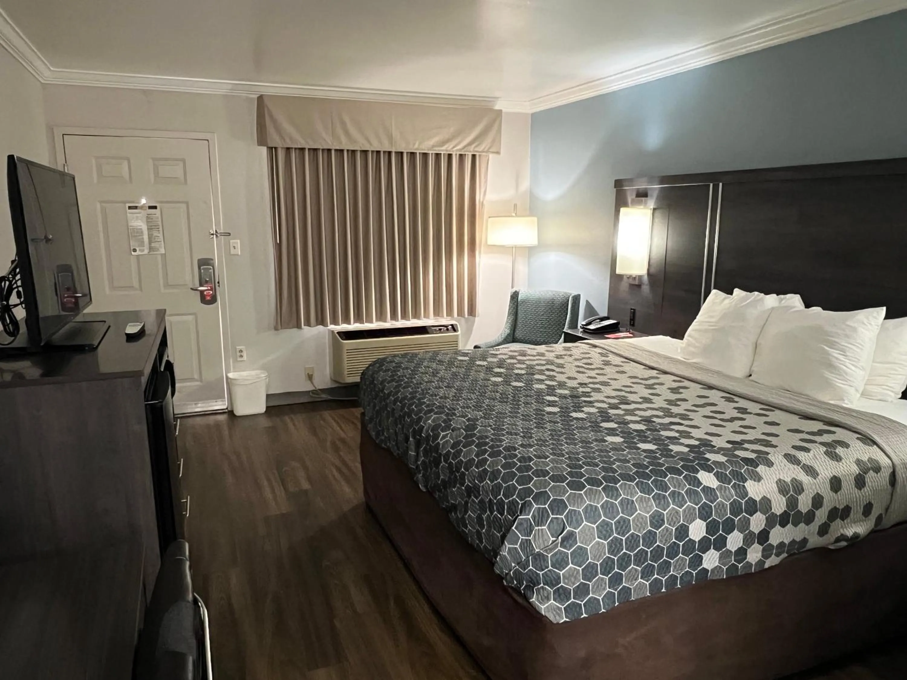 Bed in Econo Lodge Byron - Warner Robins