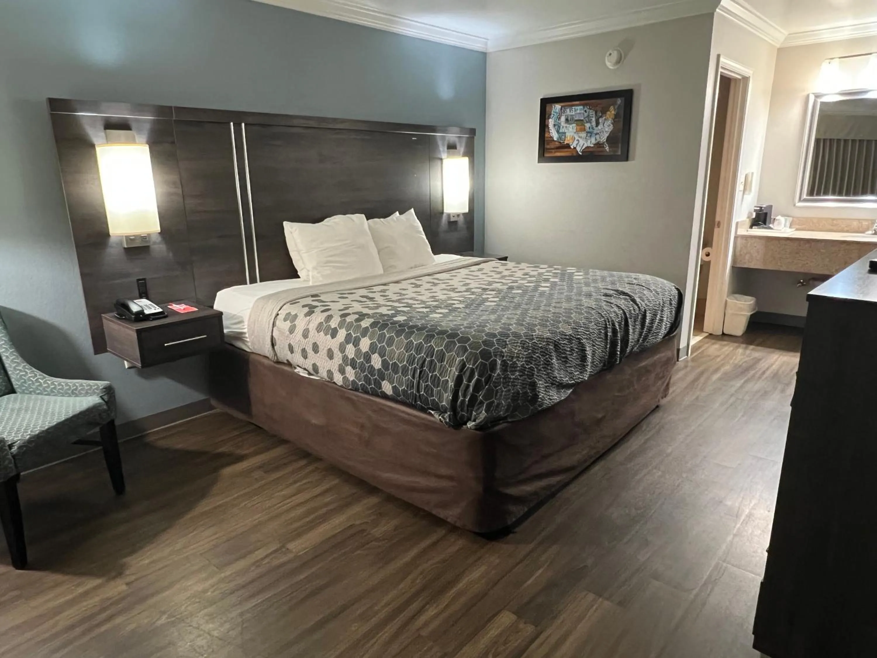 Bed in Econo Lodge Byron - Warner Robins