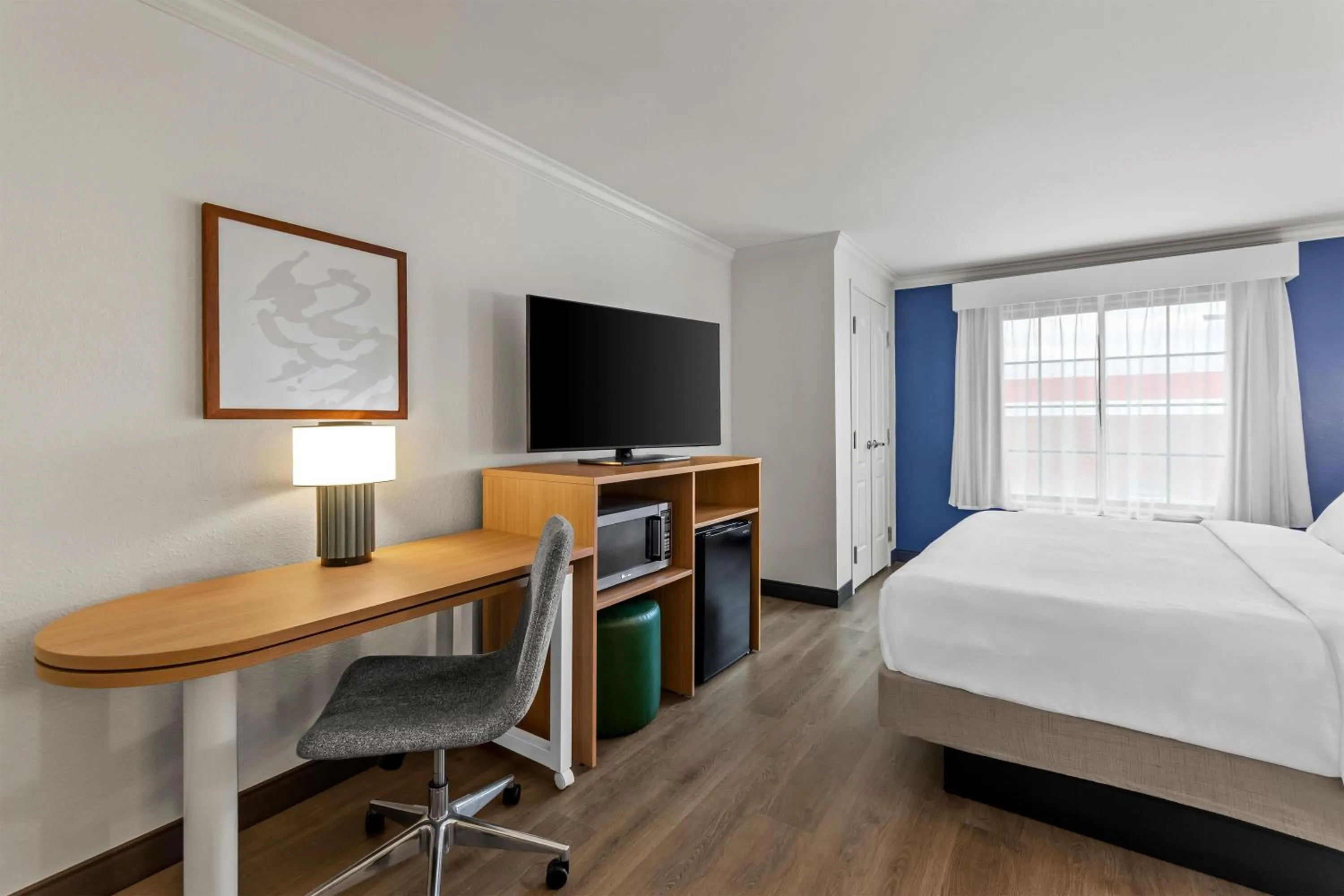Bedroom, Bed in Spark by Hilton Cincinnati Fairfield