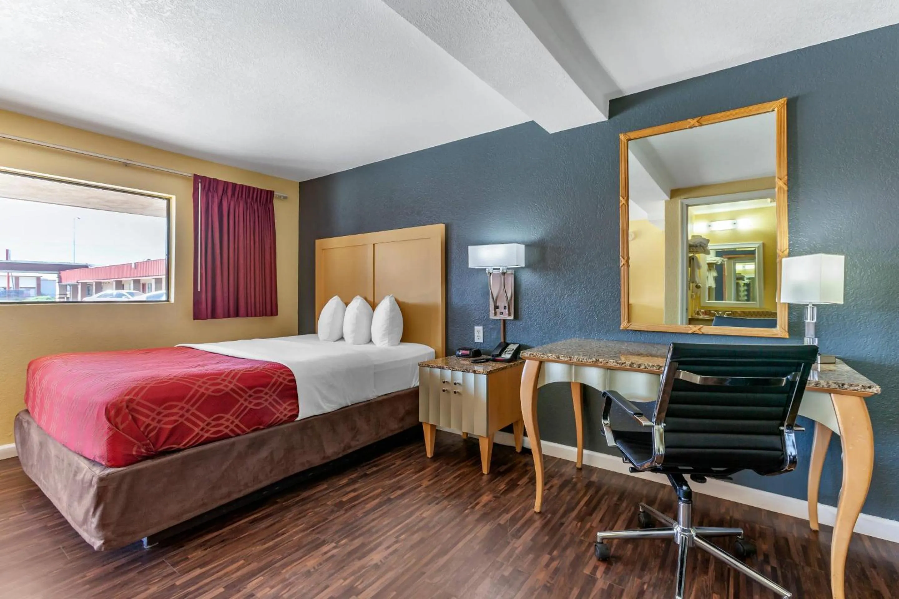 Bedroom, Bed in Econo Lodge Clovis