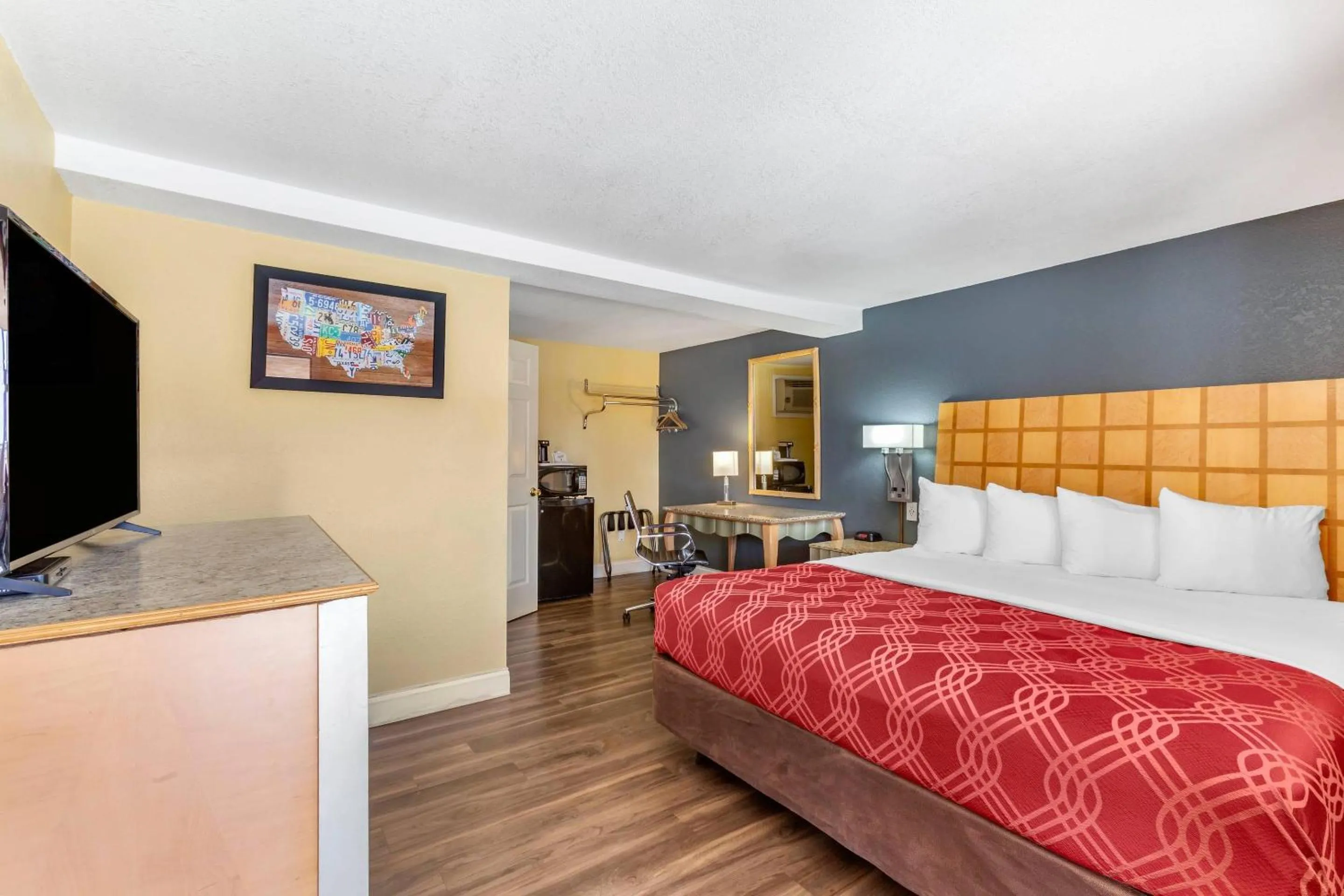 Bedroom, Bed in Econo Lodge Clovis