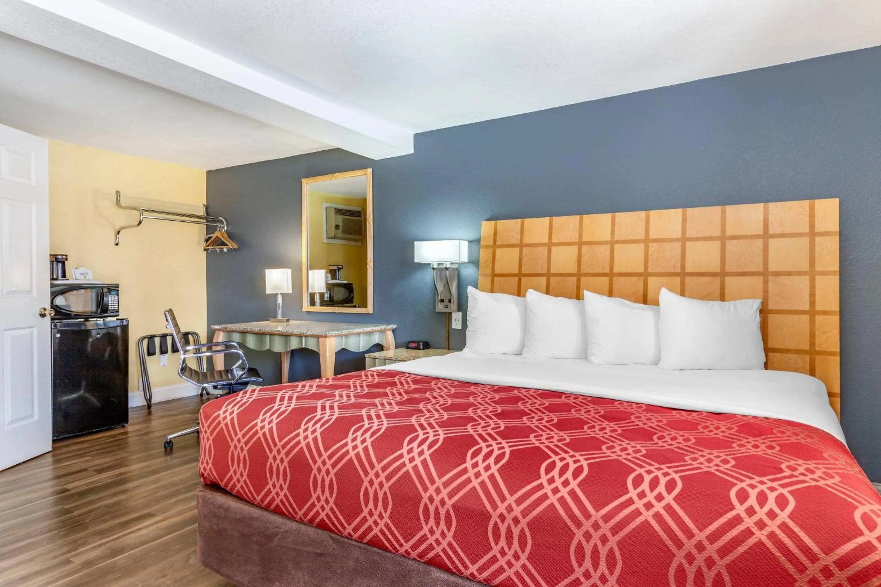 Bedroom, Bed in Econo Lodge Clovis