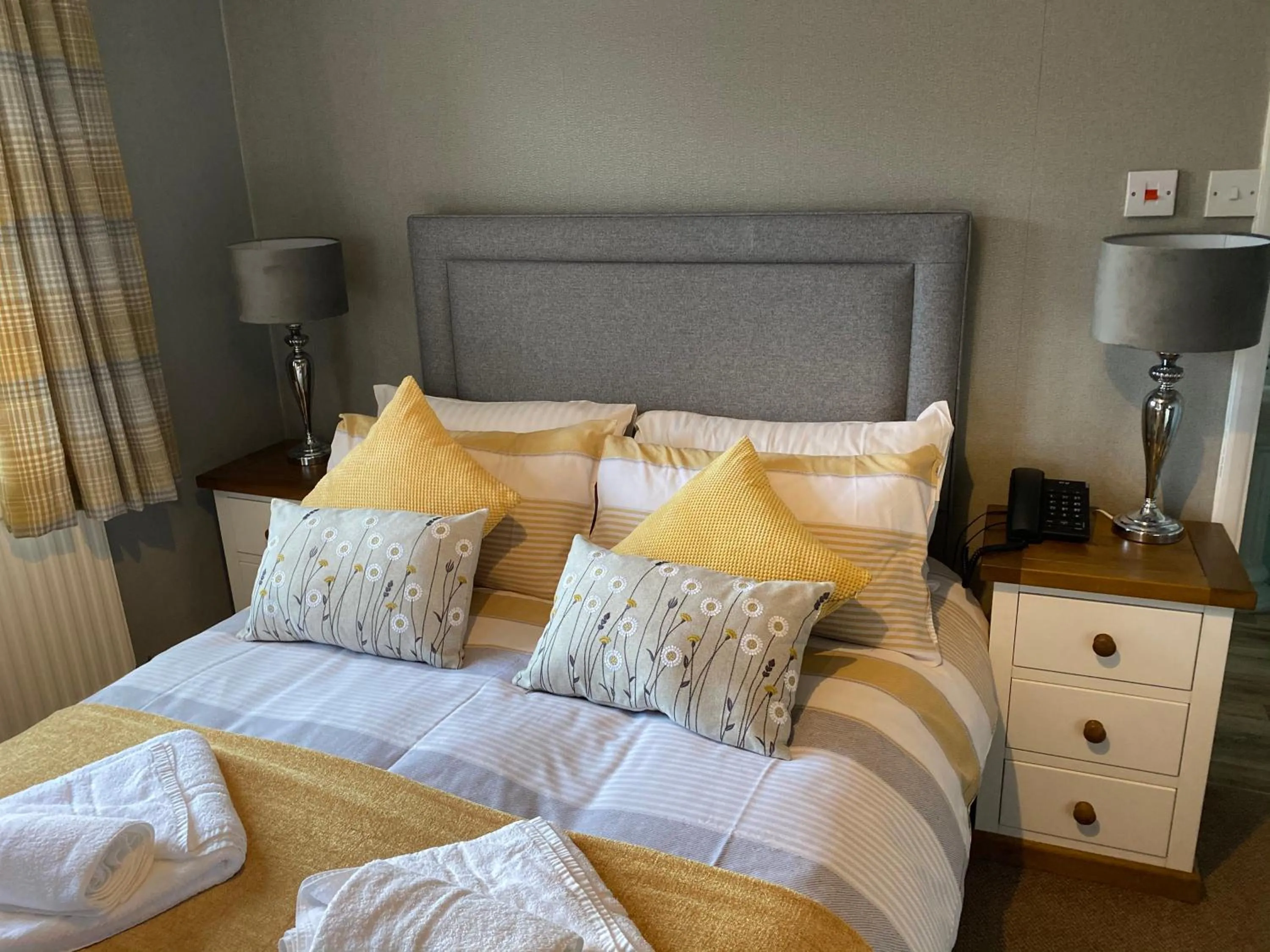 Bedroom, Bed in The Royal Oak Inn