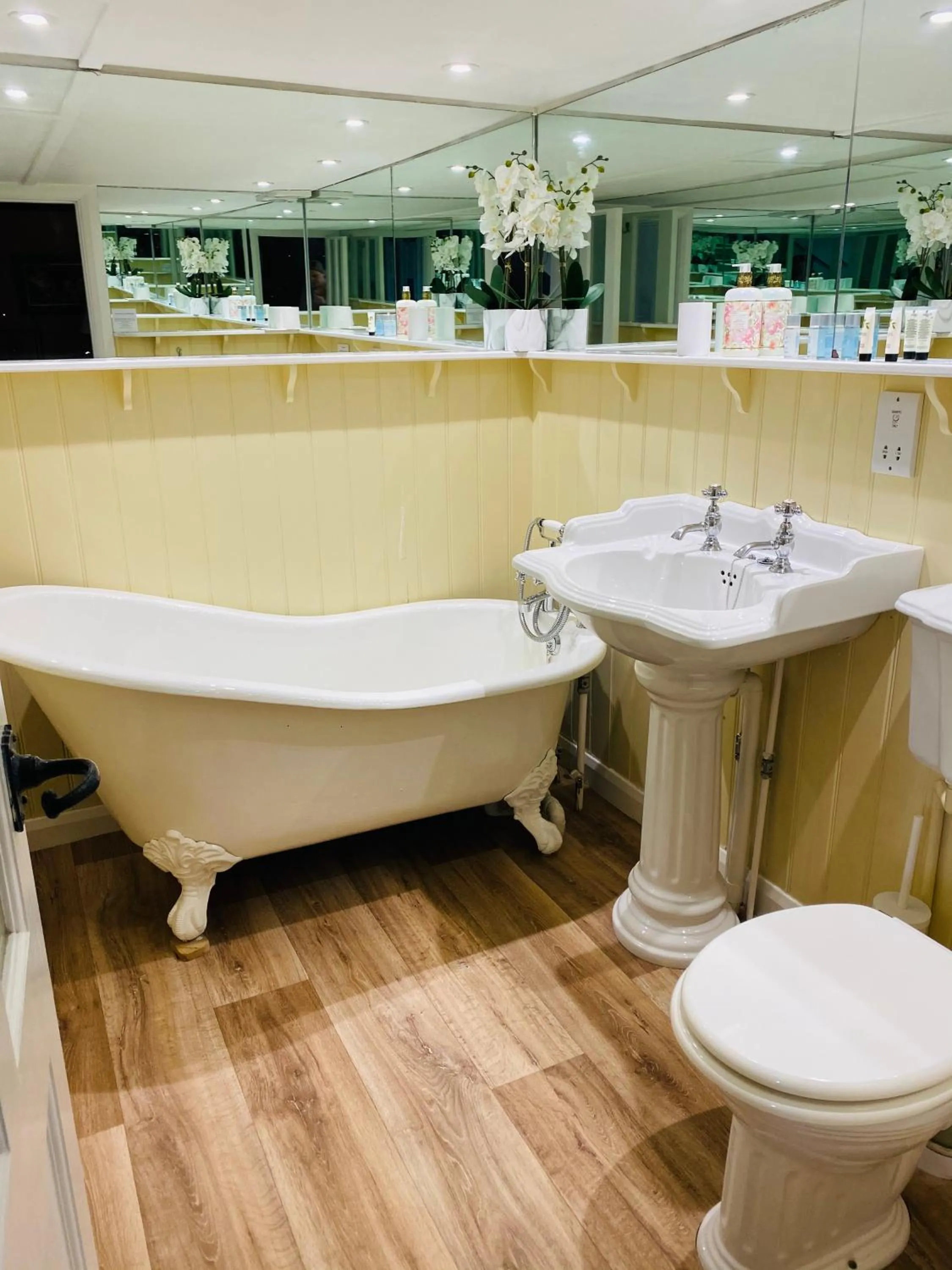 Bathroom in The Royal Oak Inn