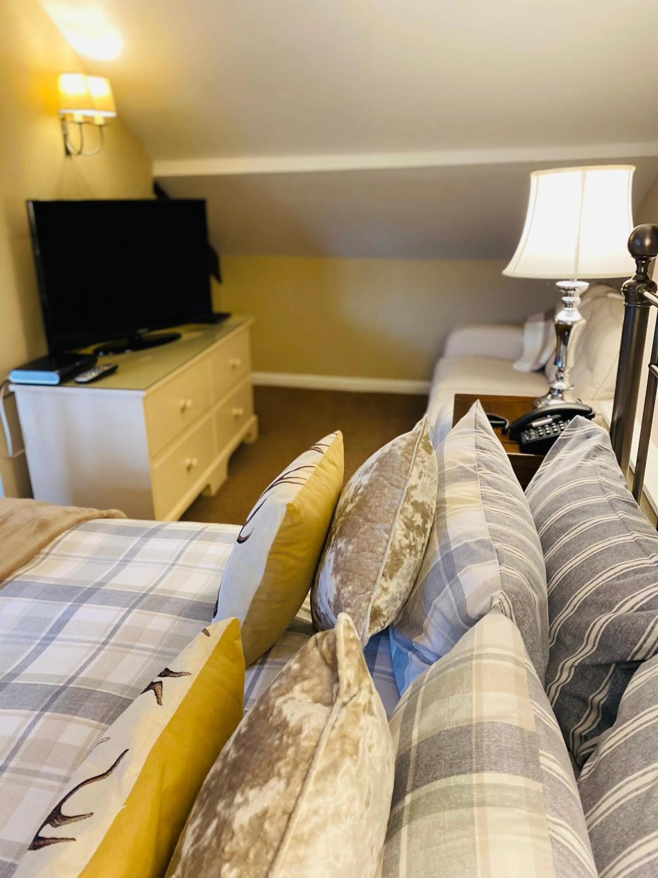 Seating area, Bed in The Royal Oak Inn