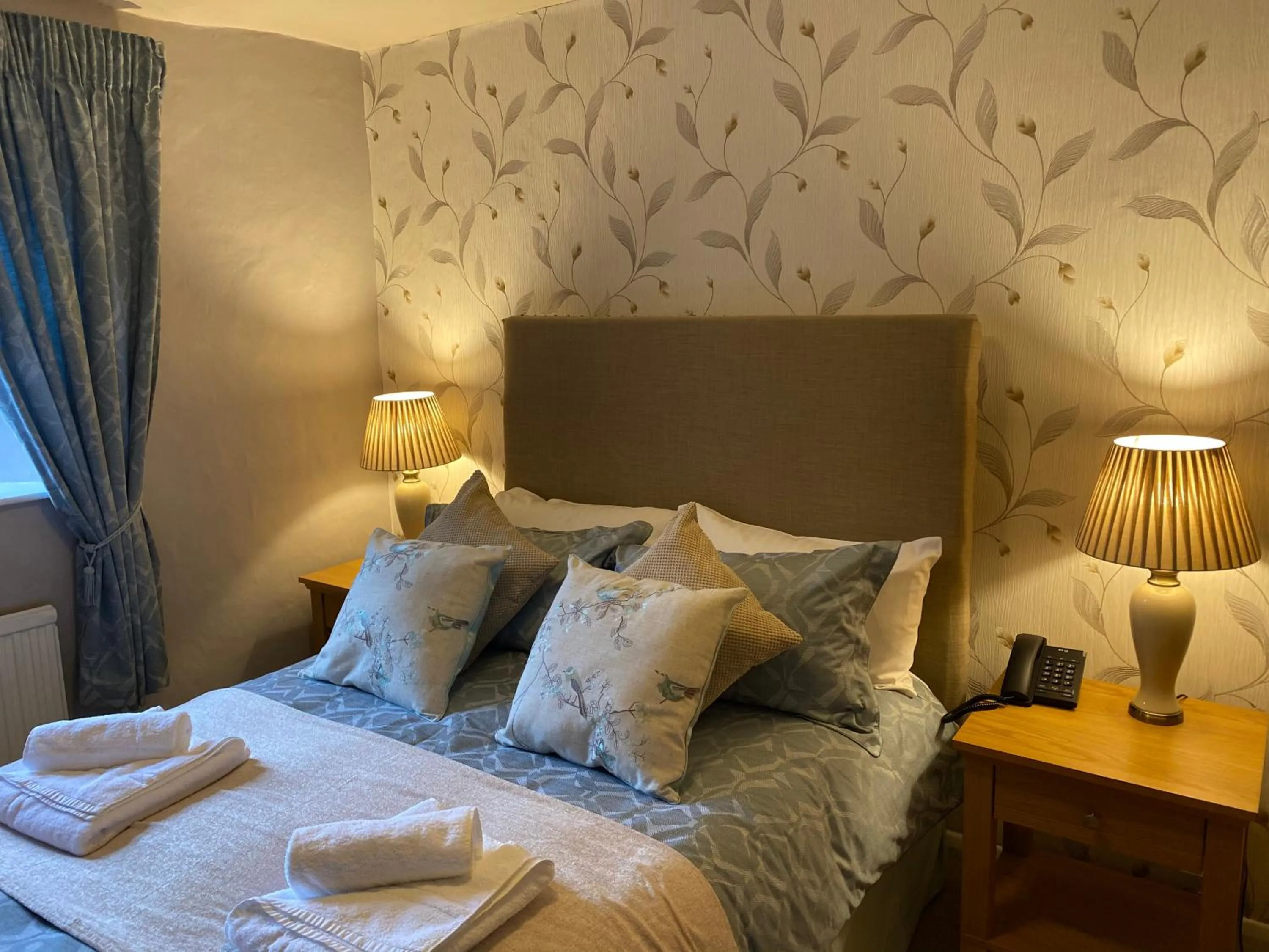 Bedroom, Bed in The Royal Oak Inn