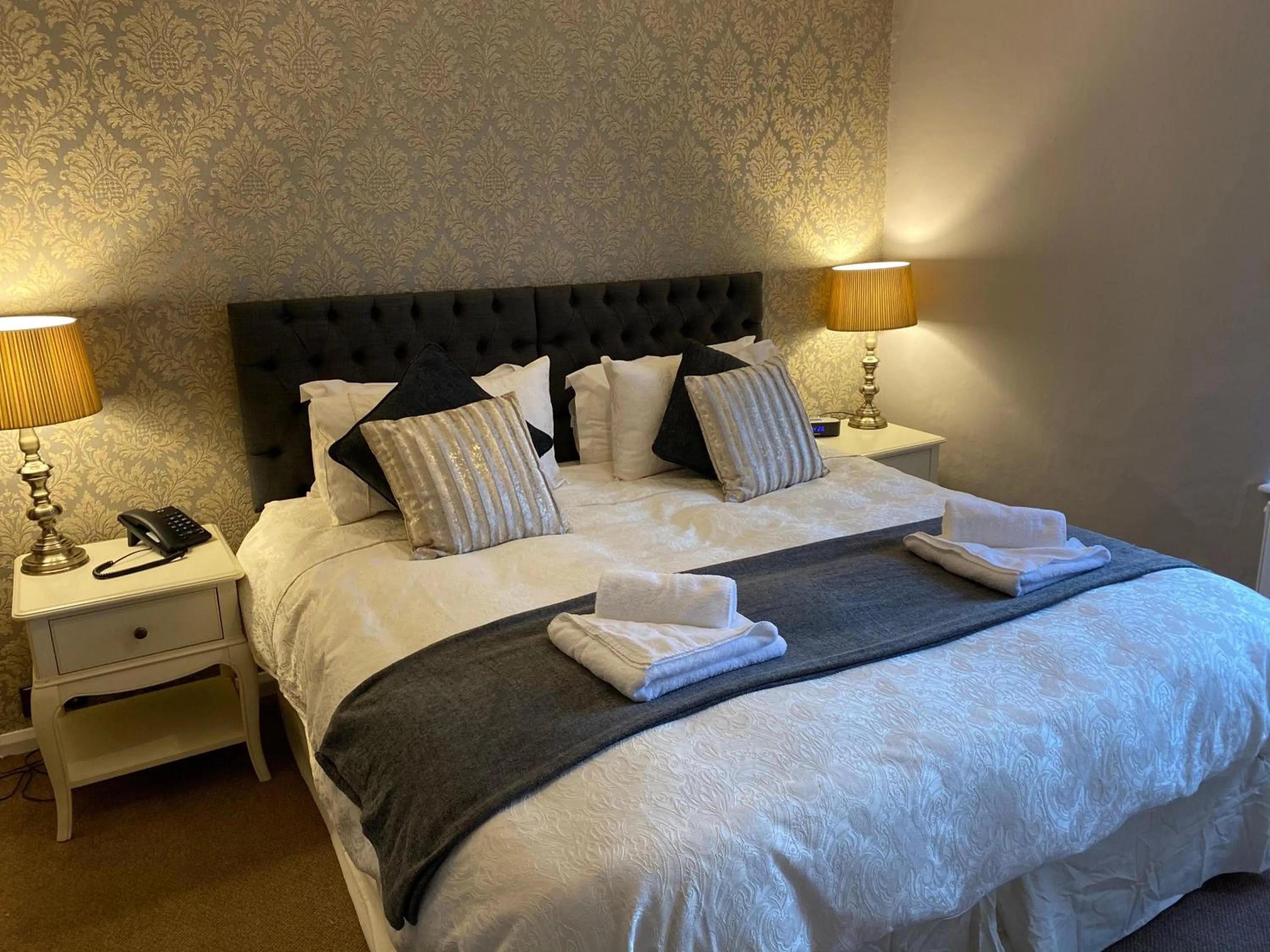 Bedroom, Bed in The Royal Oak Inn