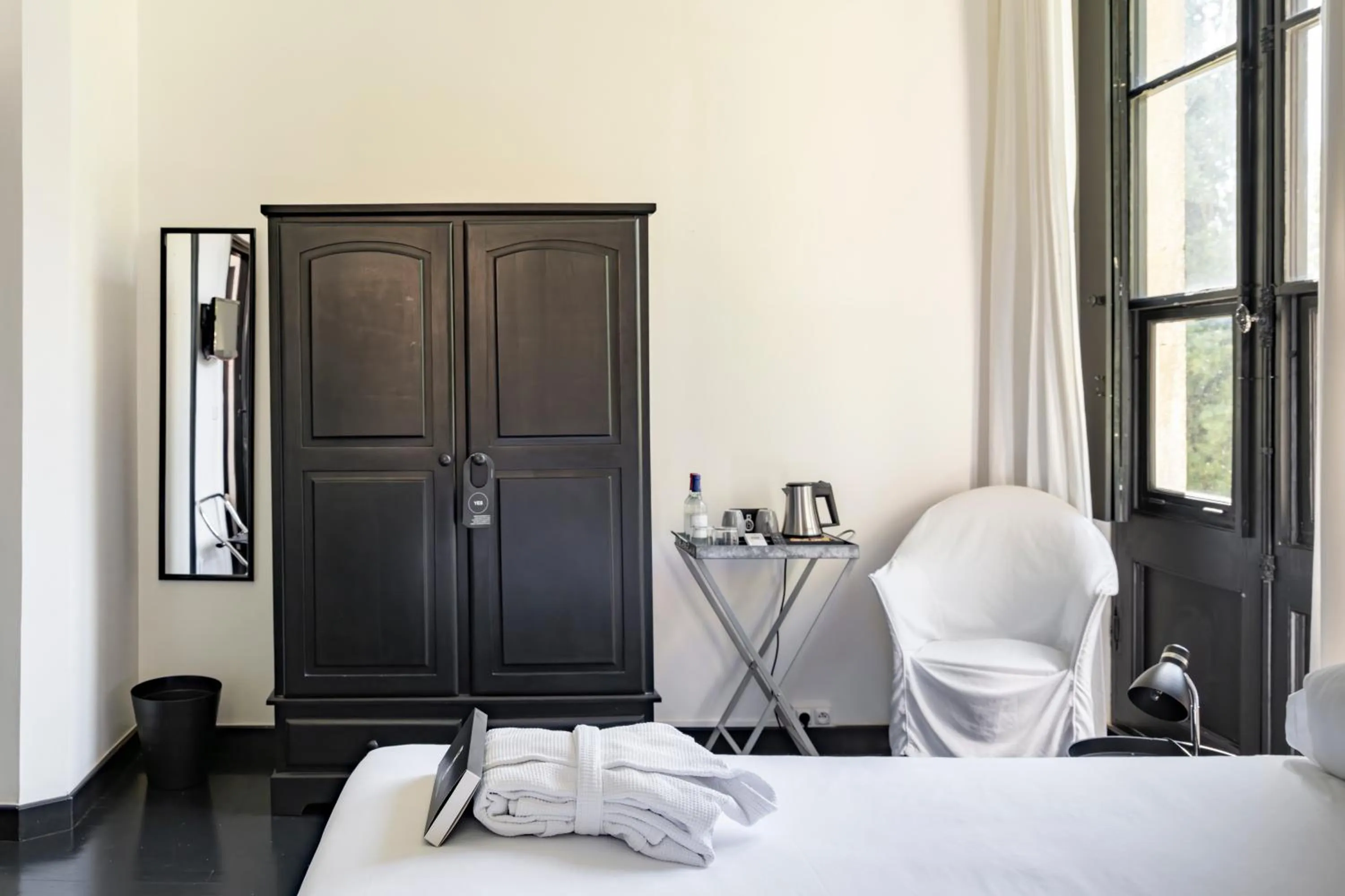 Photo of the whole room, Bed in Château Les Merles et ses Villas