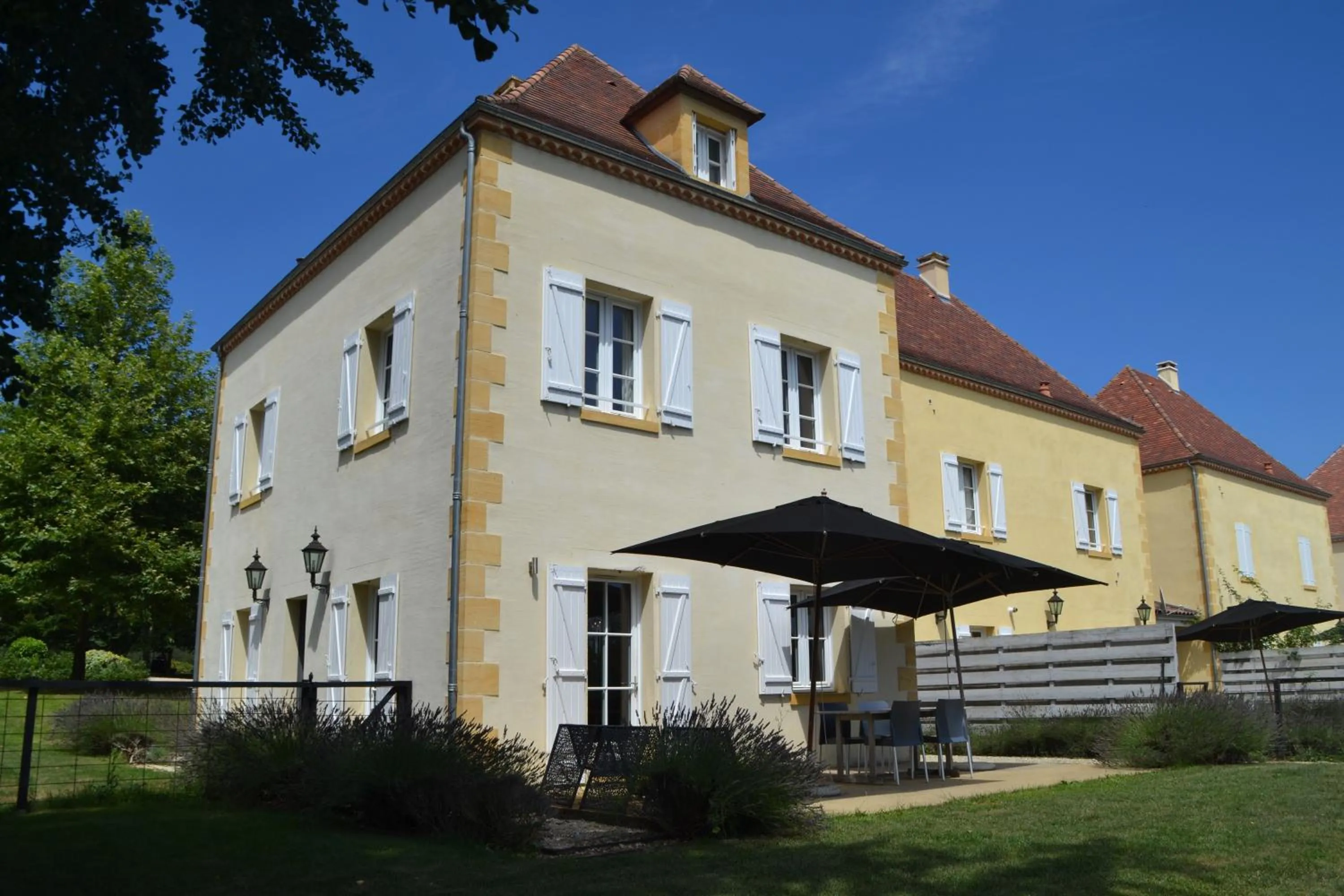 Facade/entrance in Château Les Merles et ses Villas